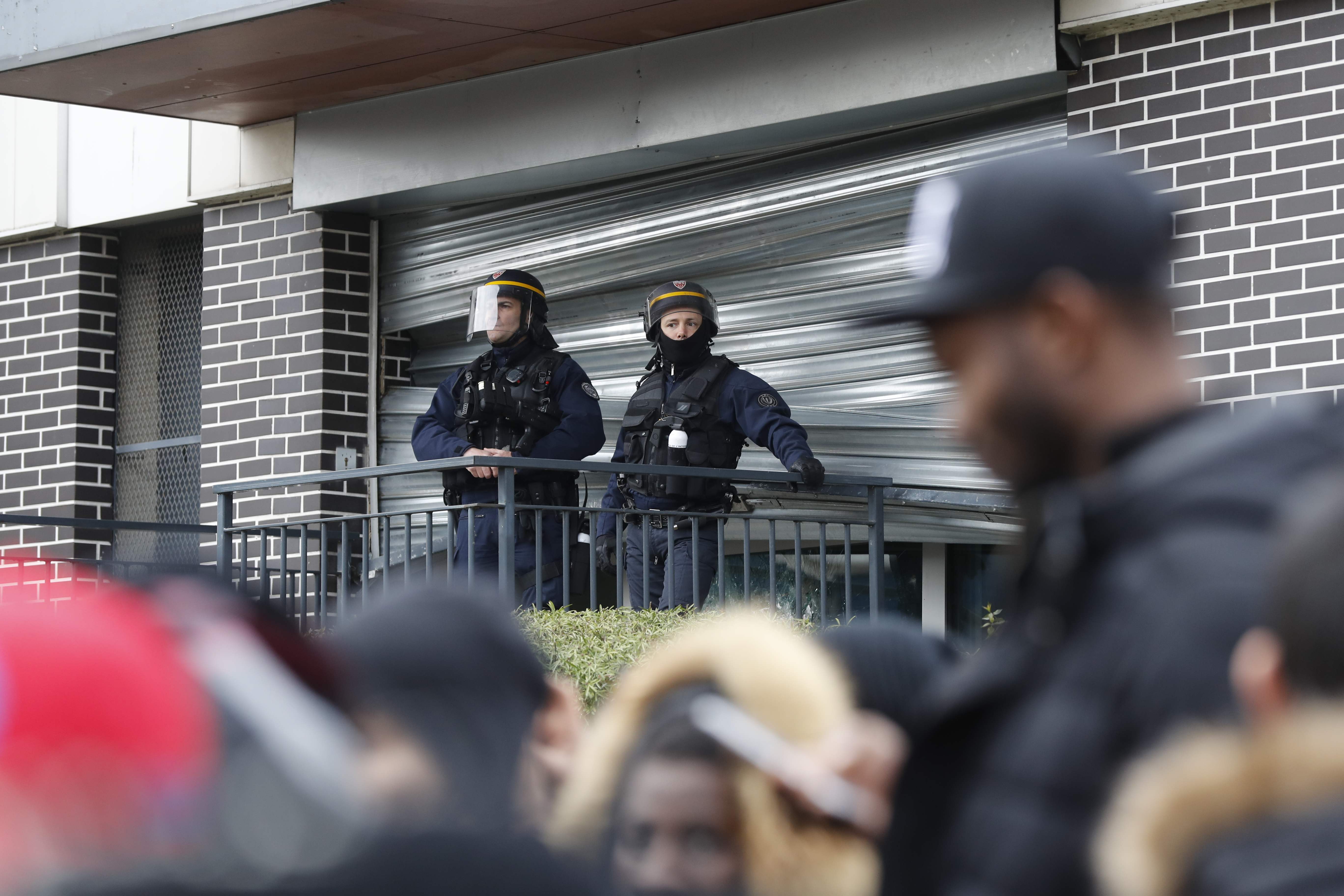 الشرطة الفرنسية فى موقع الاحتجاجات