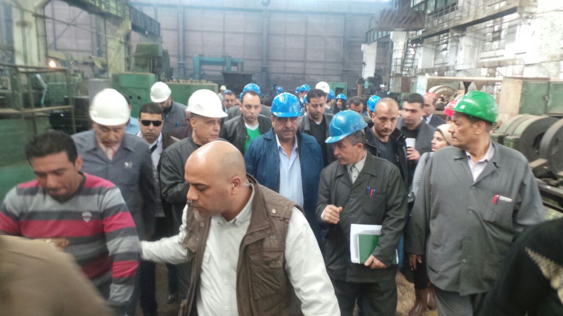 الوزير أشرف الشرقاوى ورئيس "الحديد والصلب" يستمعان لشرح قيادات الشركة 