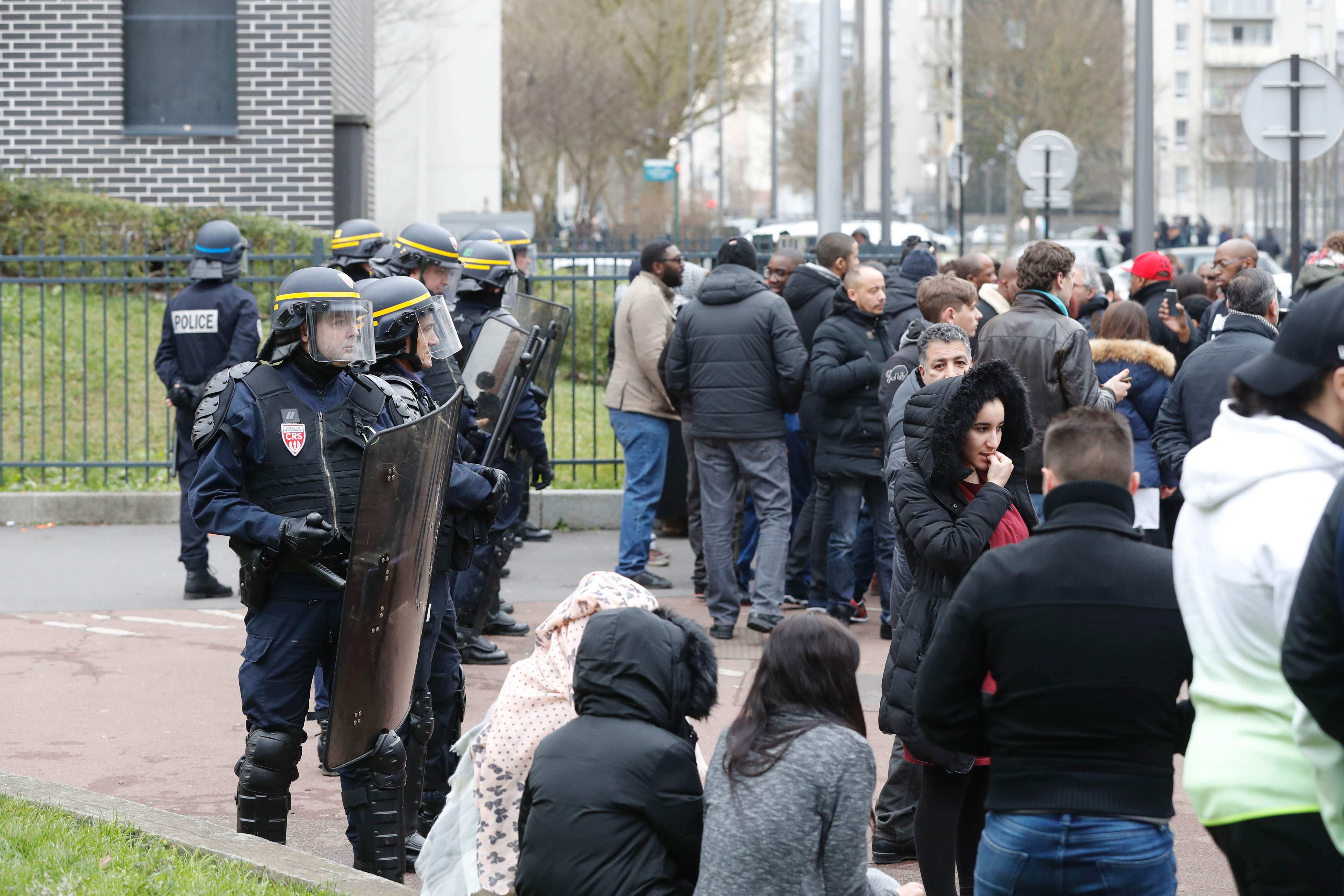 شرطة فرنساامام المتظاهرين الغاضبين
