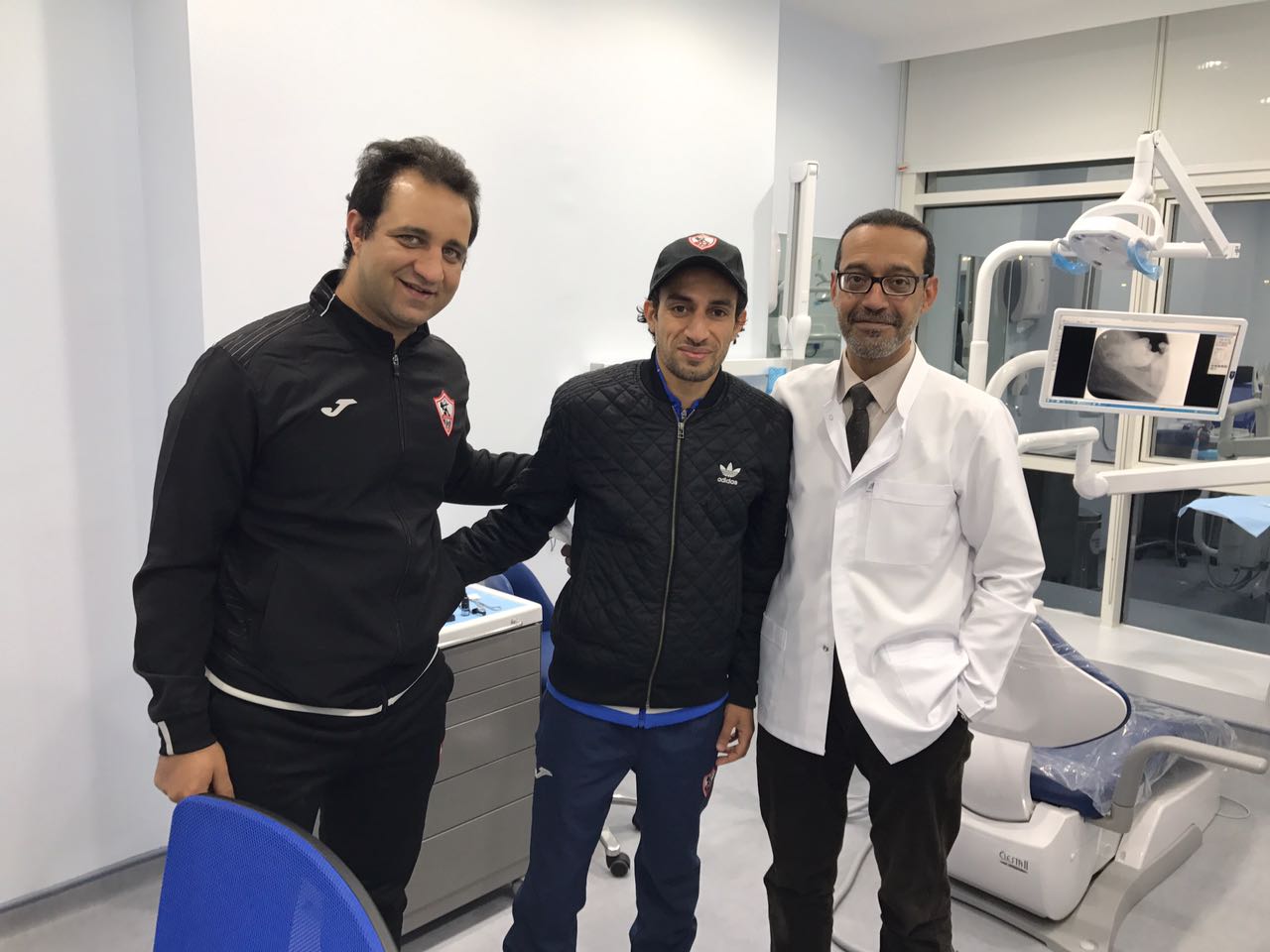 زيارة أيمن حفنى لطبيب الأسنان فى أبو ظبى