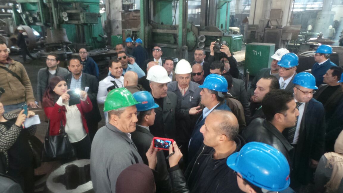 وزير قطاع الأعمال أشرف الشرقاوى يستمع لعمال شركة الحديد والصلب