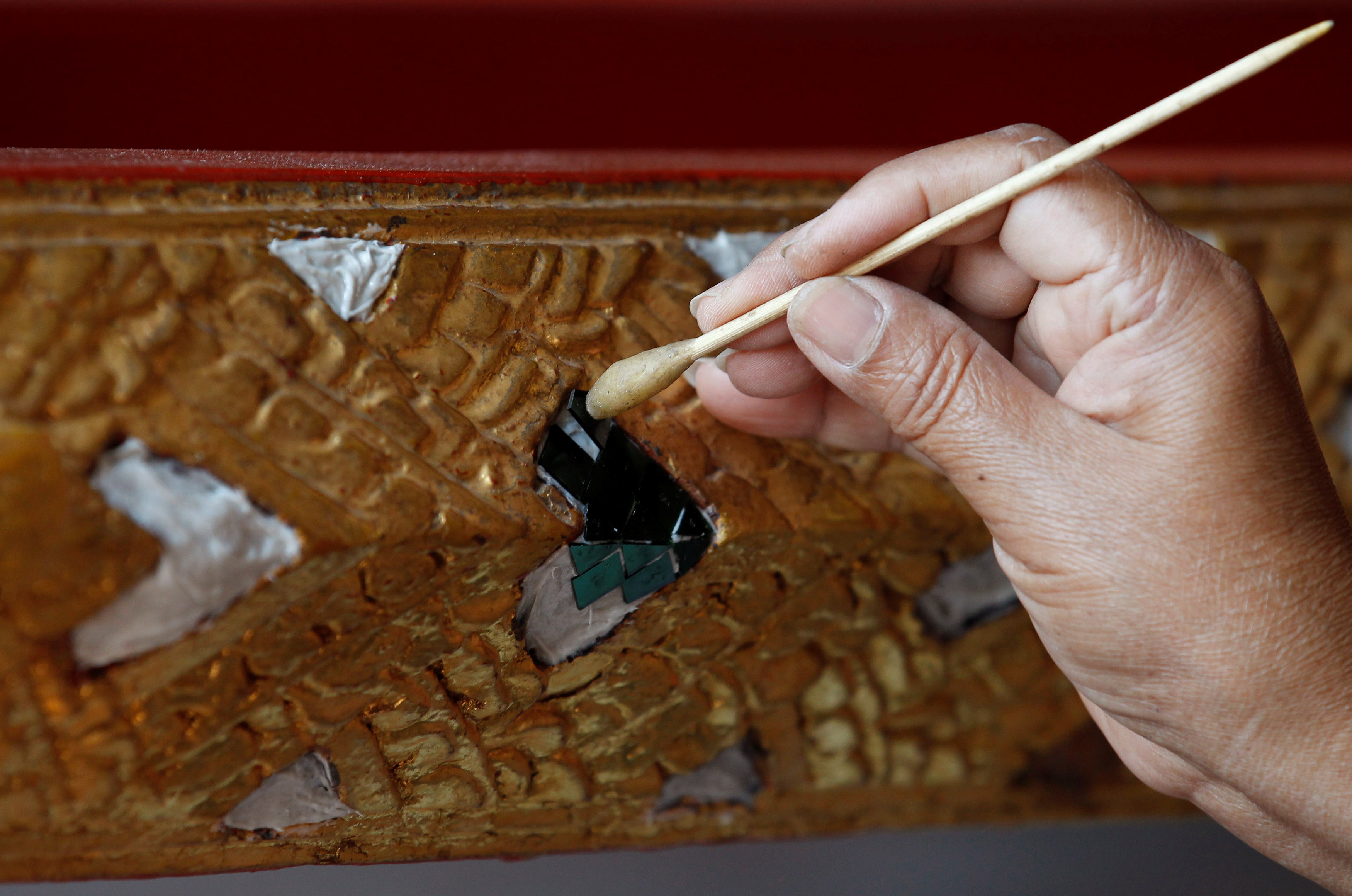 تلوين جدران العربة الملكية المجهزة لجنازة ملك تايلاند السابق بوميبول ادولياديج