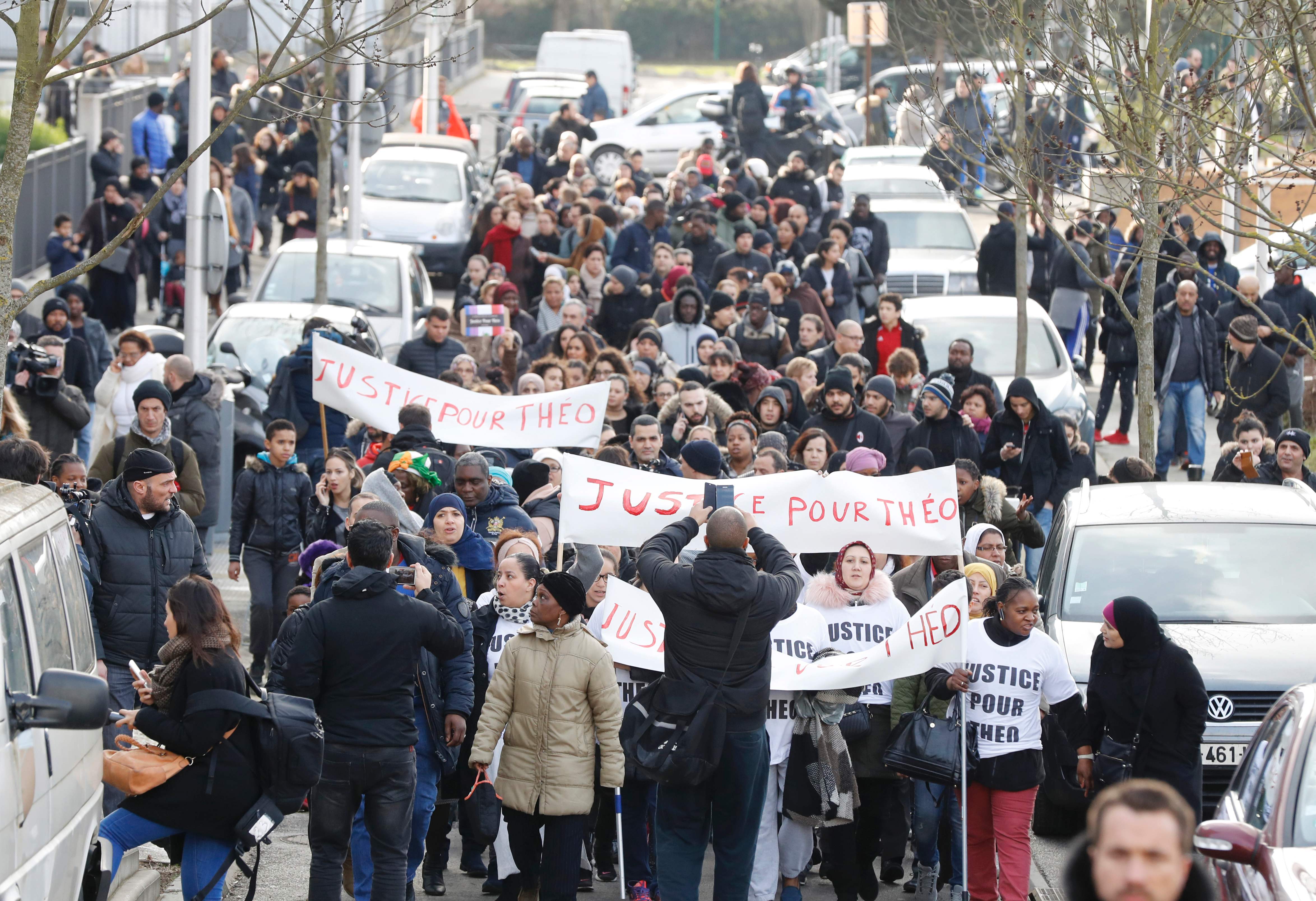 مظاهرات حاشدة فى باريس بعد تعذيب واغتصاب شاب على يد 4 ضباط فرنسيين