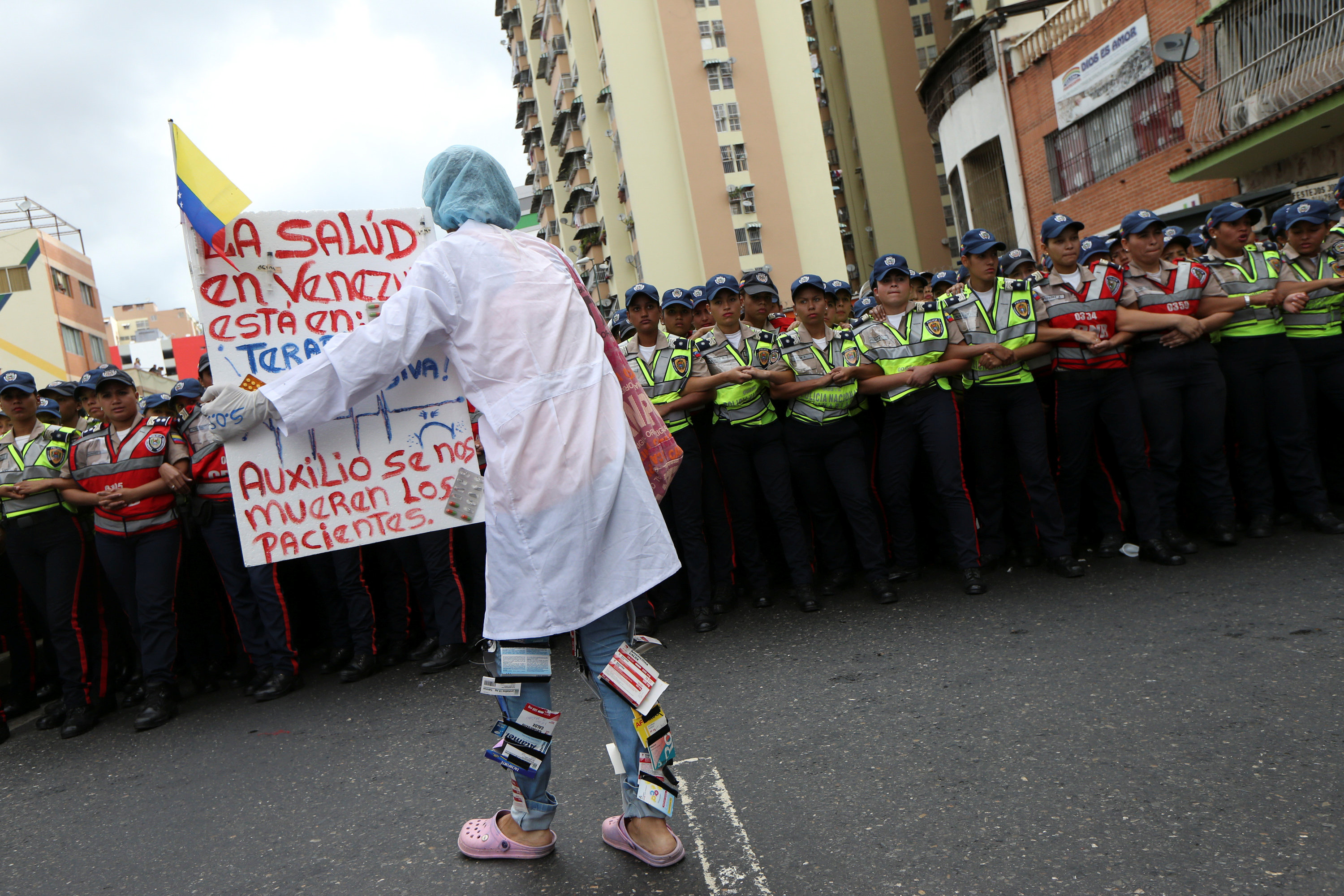 تظاهرات ضد الرئيس الفنزويلى احتجاجا على نقص المواد الطبية  الأساسية