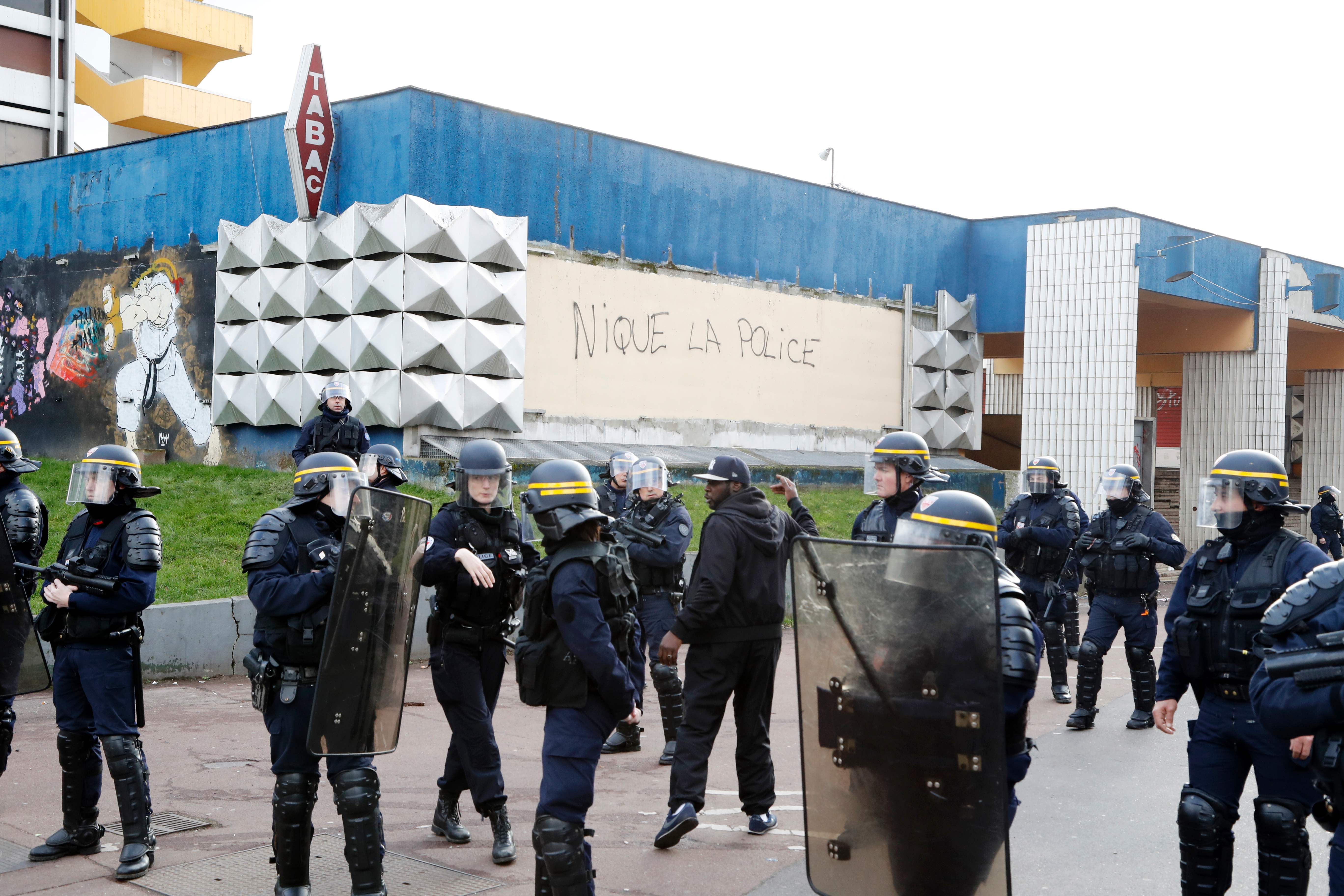 شرطة مكافحة الشغب فى فرنسا