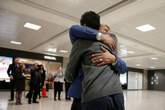 عناق أثناء وصول المهاجرين