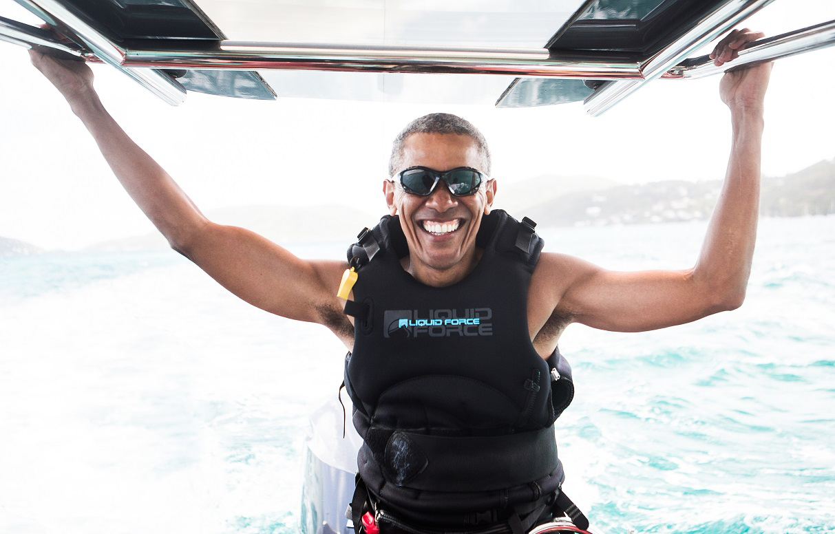 أوباما يبتسم خلال قضائه الإجازة