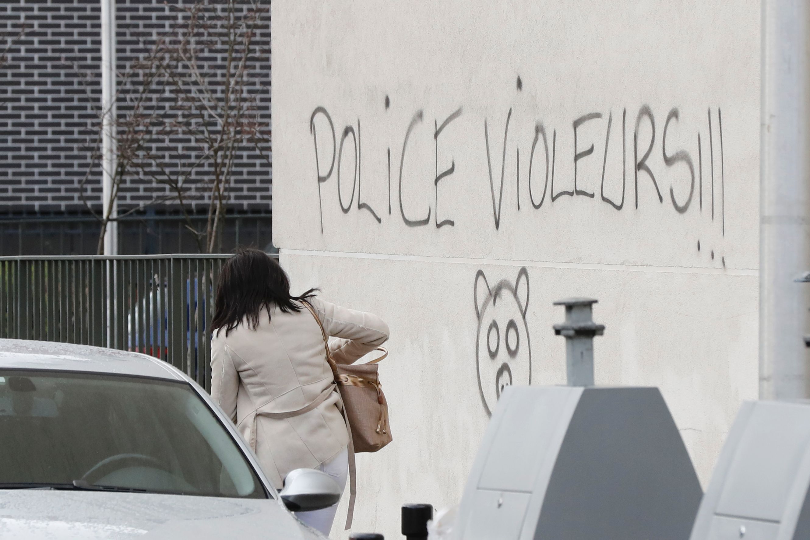 عبارة منددة بالشرطة الفرنسية