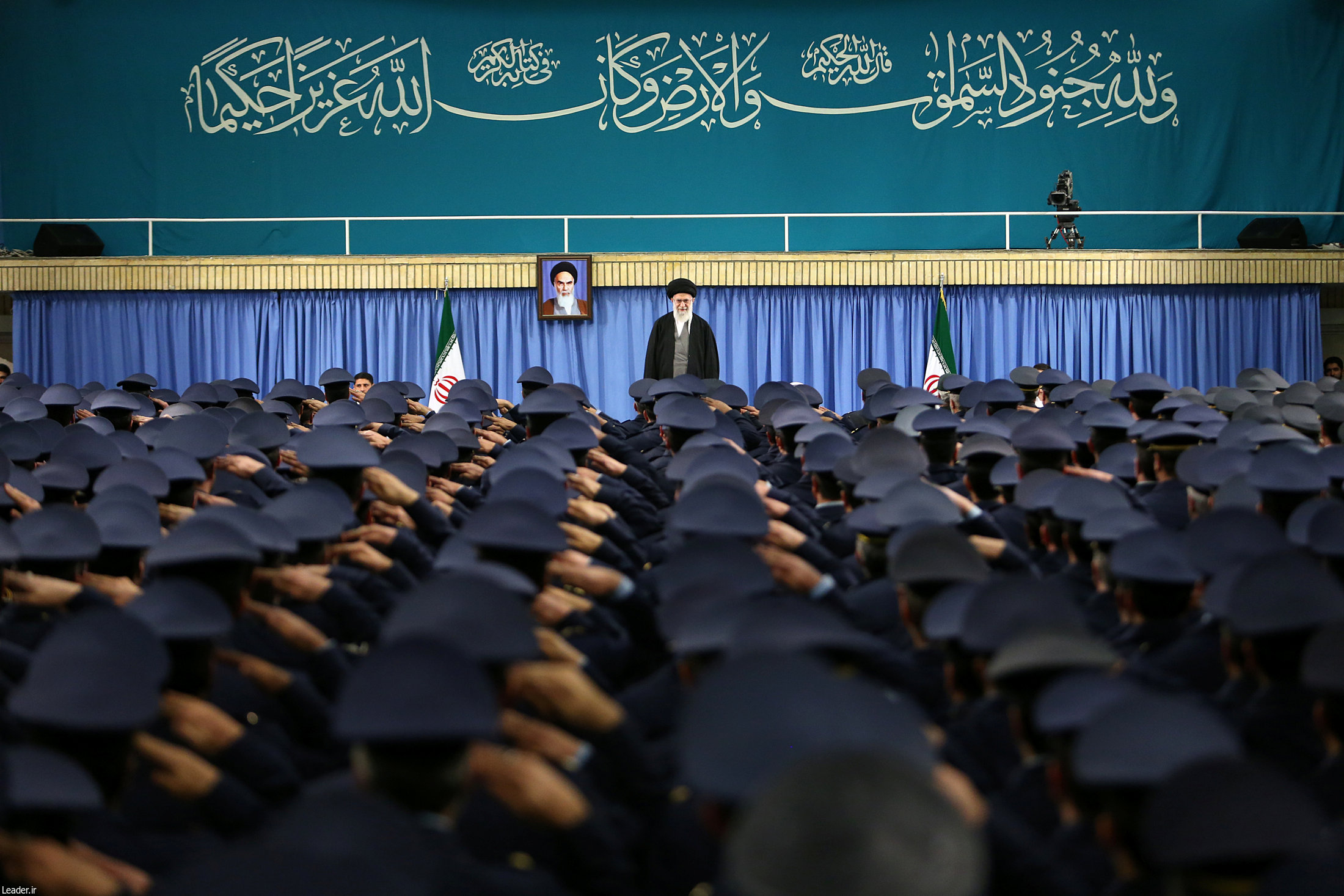 القادة العسكريون يقدمون التحية العسكرية للمرشد الأعلى للثورة الإيرانى على خامنئى