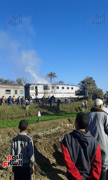 الركاب يغادرون القطار