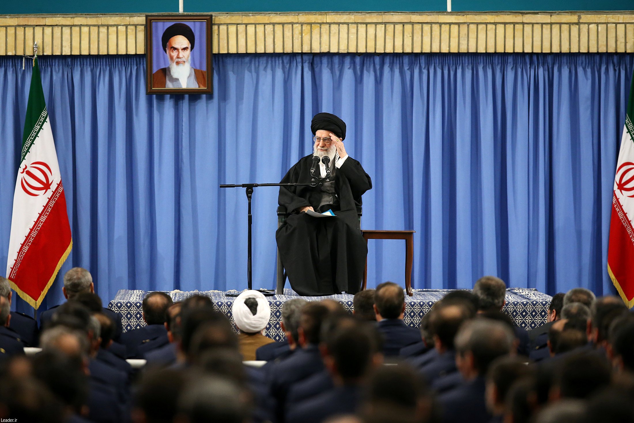 المرشد الأعلى للثورة الإيرانى على خامنئى يحيى القادة العسكريين فى طهران