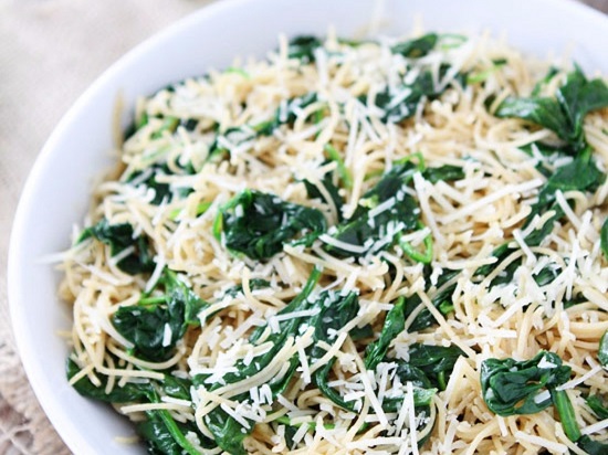 باستا السبانخ وجبن البارميزان 