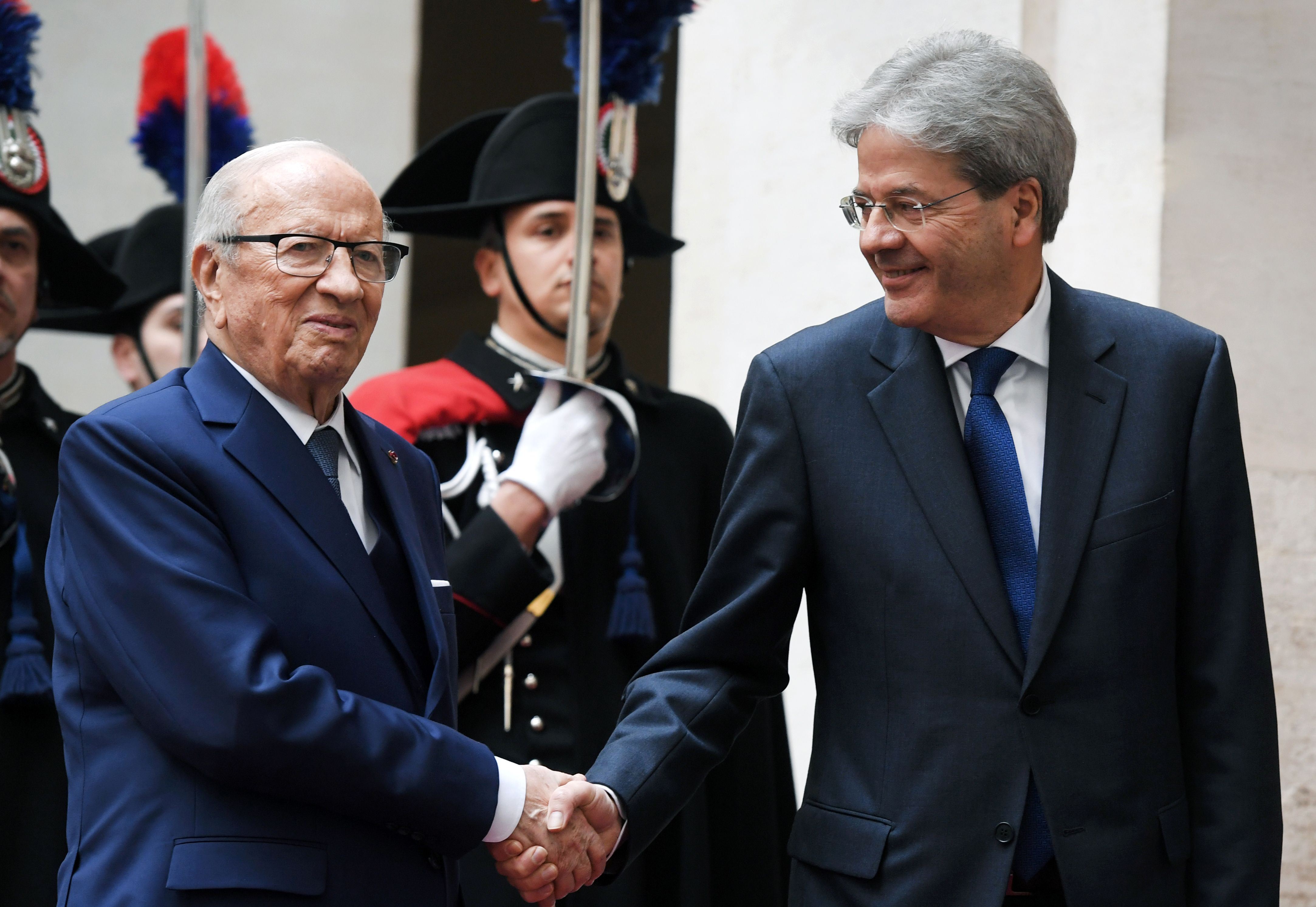 رئيس الوزراء الايطالي  يصافح الرئيس التونسى