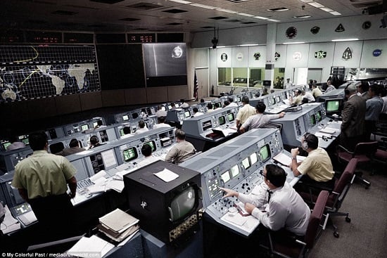 توتر الأجواء  أثناء مراقبة البعثة خلال مهمة أبولو 11