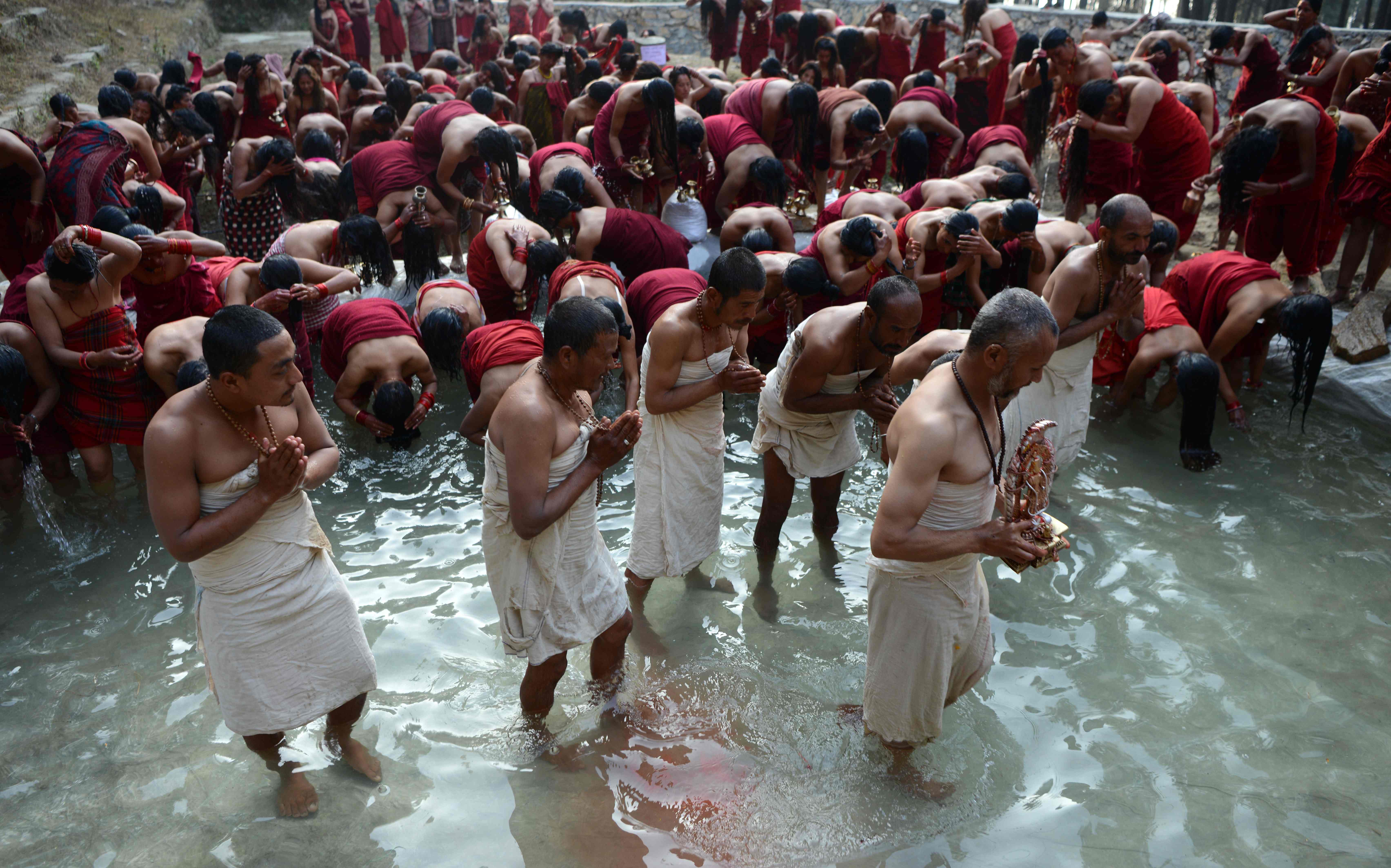 رجال يشاركون فى المهرجان الهندوسى