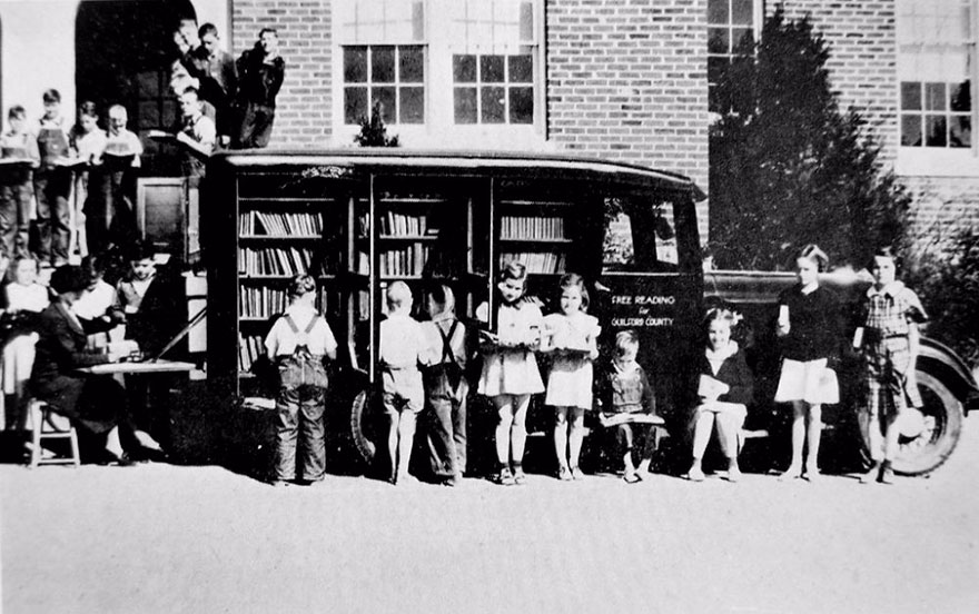 صورة قديمة لأطفال يستعيرون الكتب