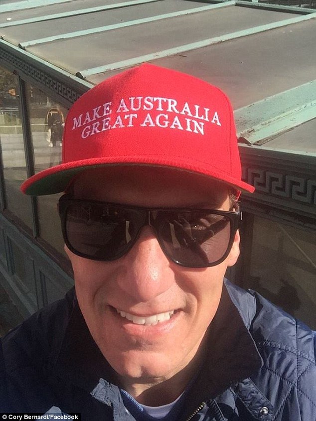 كورى برناردى يرتدى قبعة  لنجعل أستراليا عظيمة مرة أخرى
