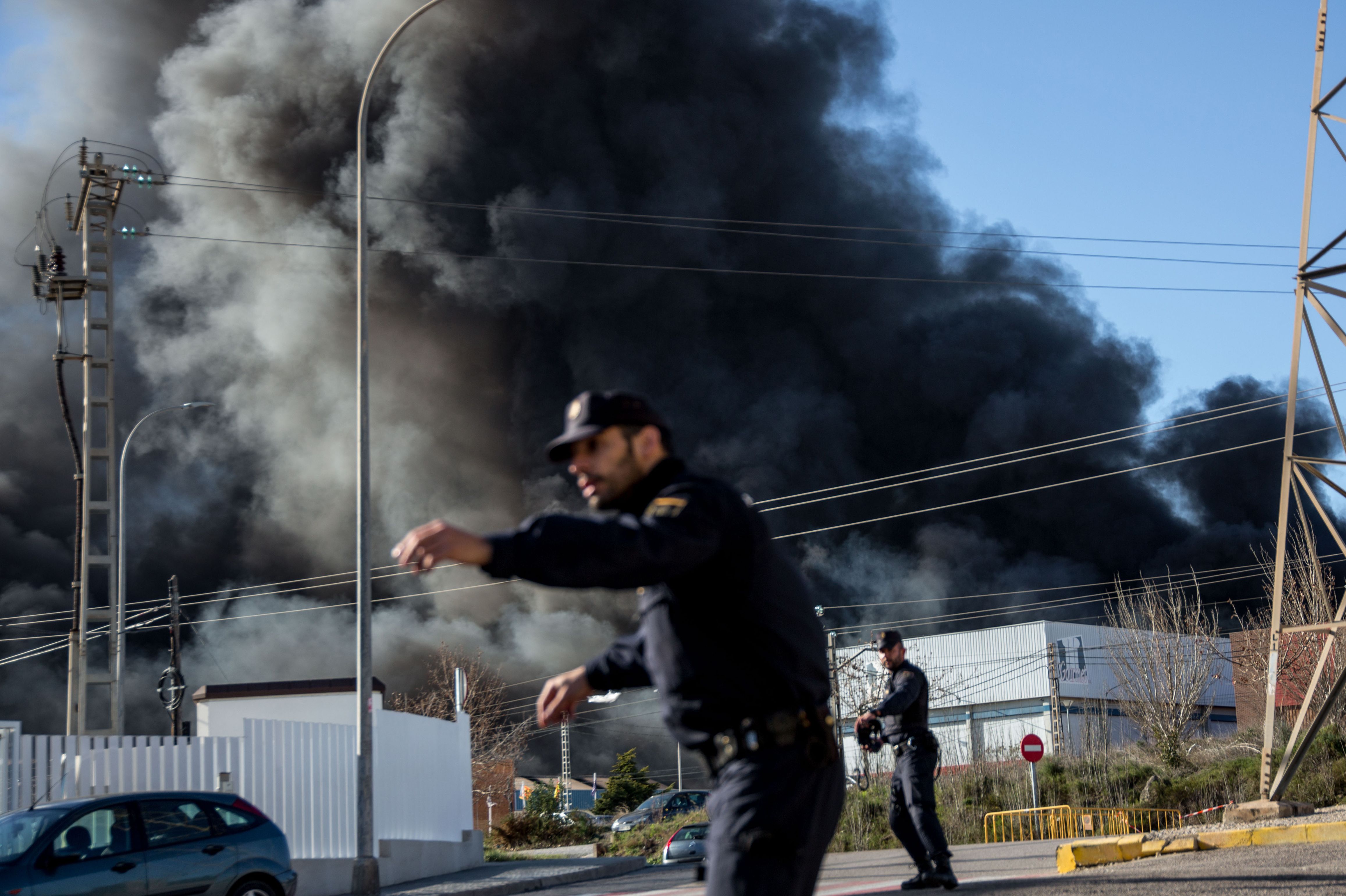 الشرطة تتواجد فى مكان حريق شركة للكيماويات بإسبانيا