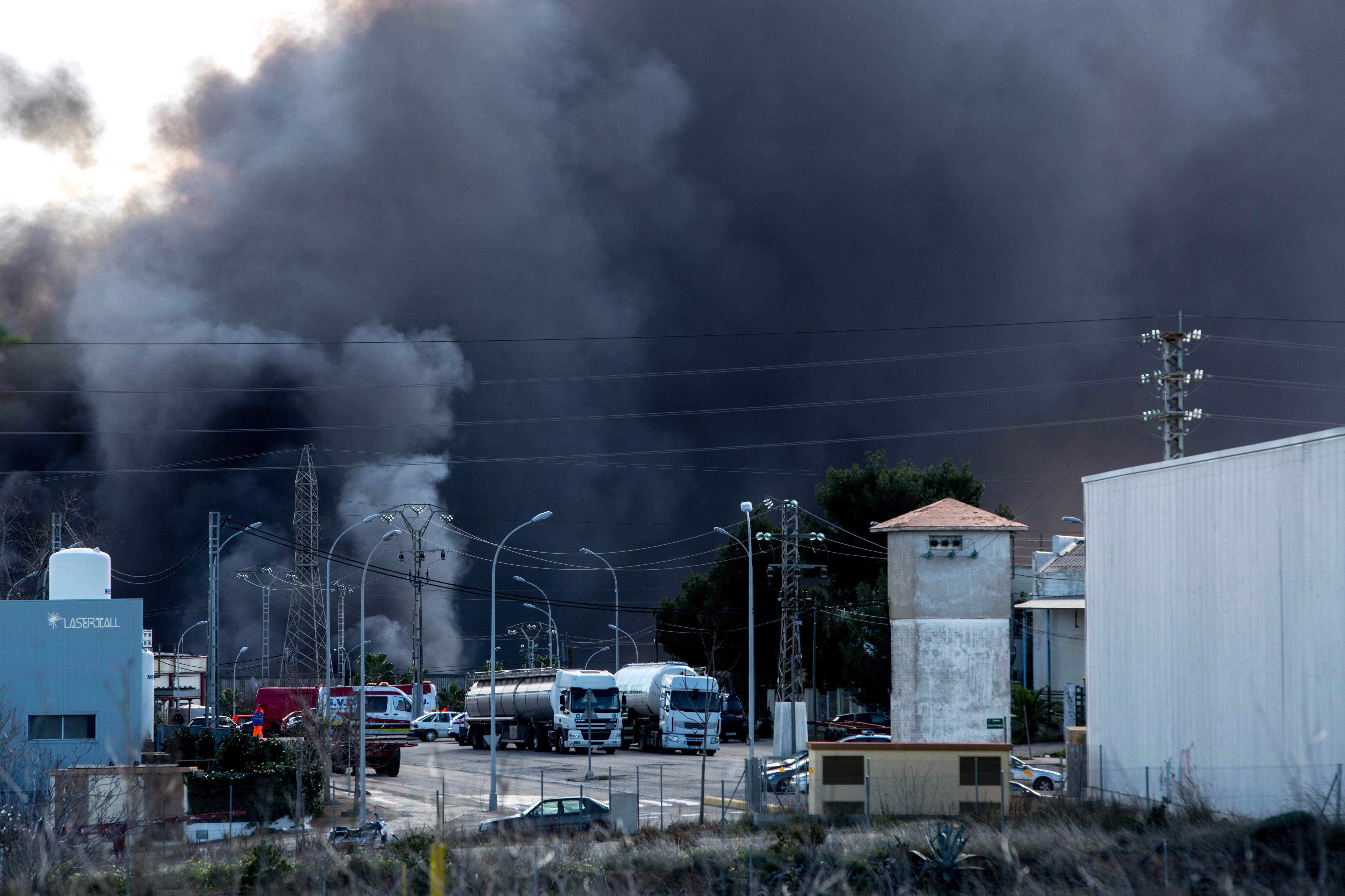 الدخان يتصاعد من شركة للكيماويات بإسبانيا