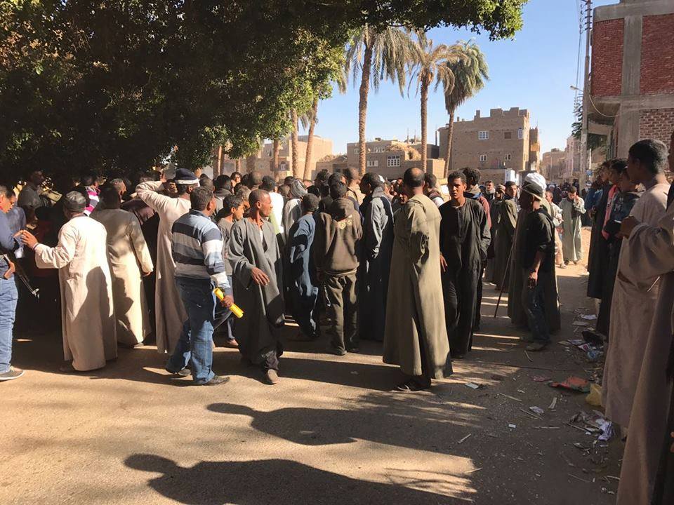 تجمهر المواطنين بقنا