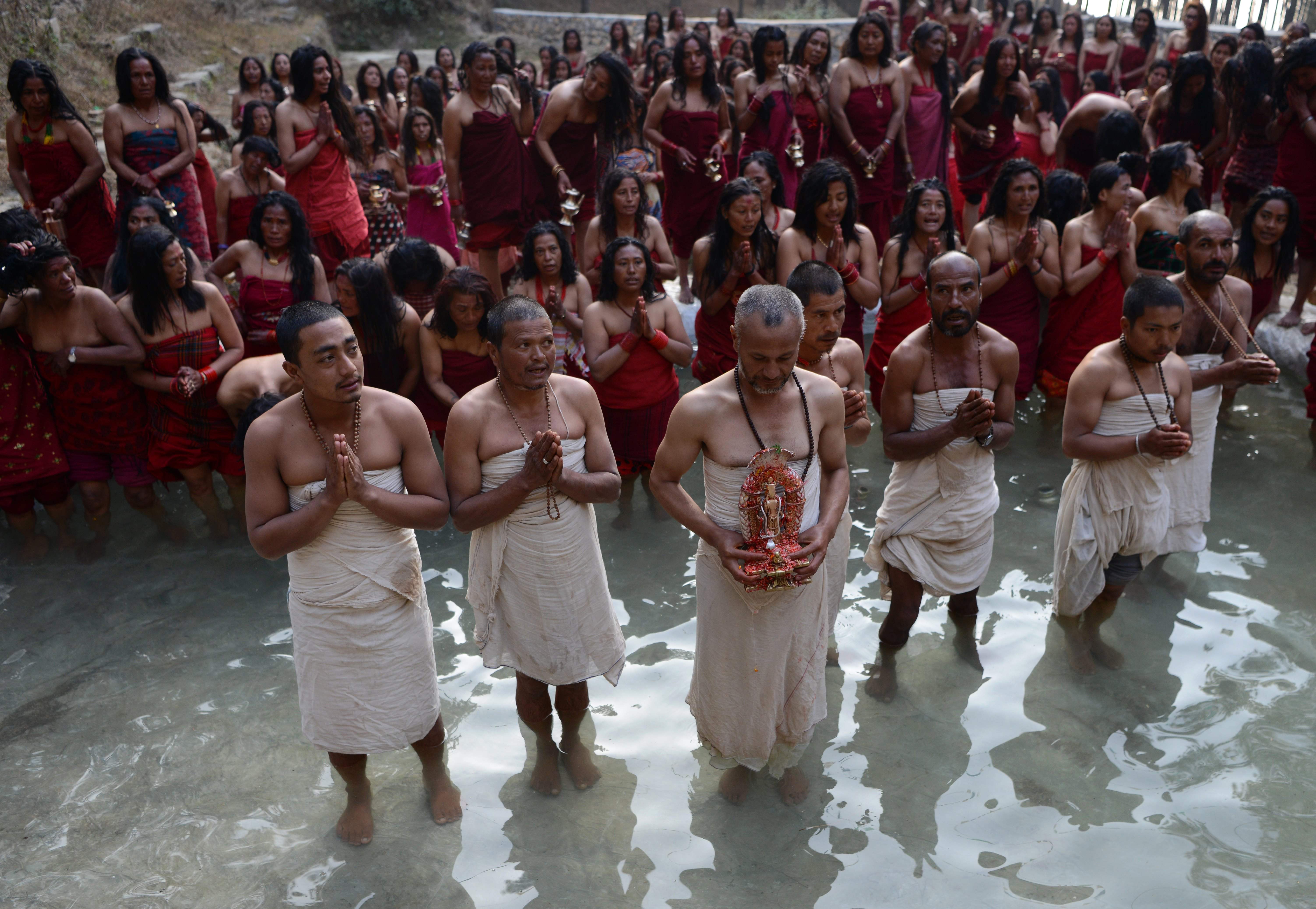 طقوس الاستحمام خلال المهرجان الهندوسى
