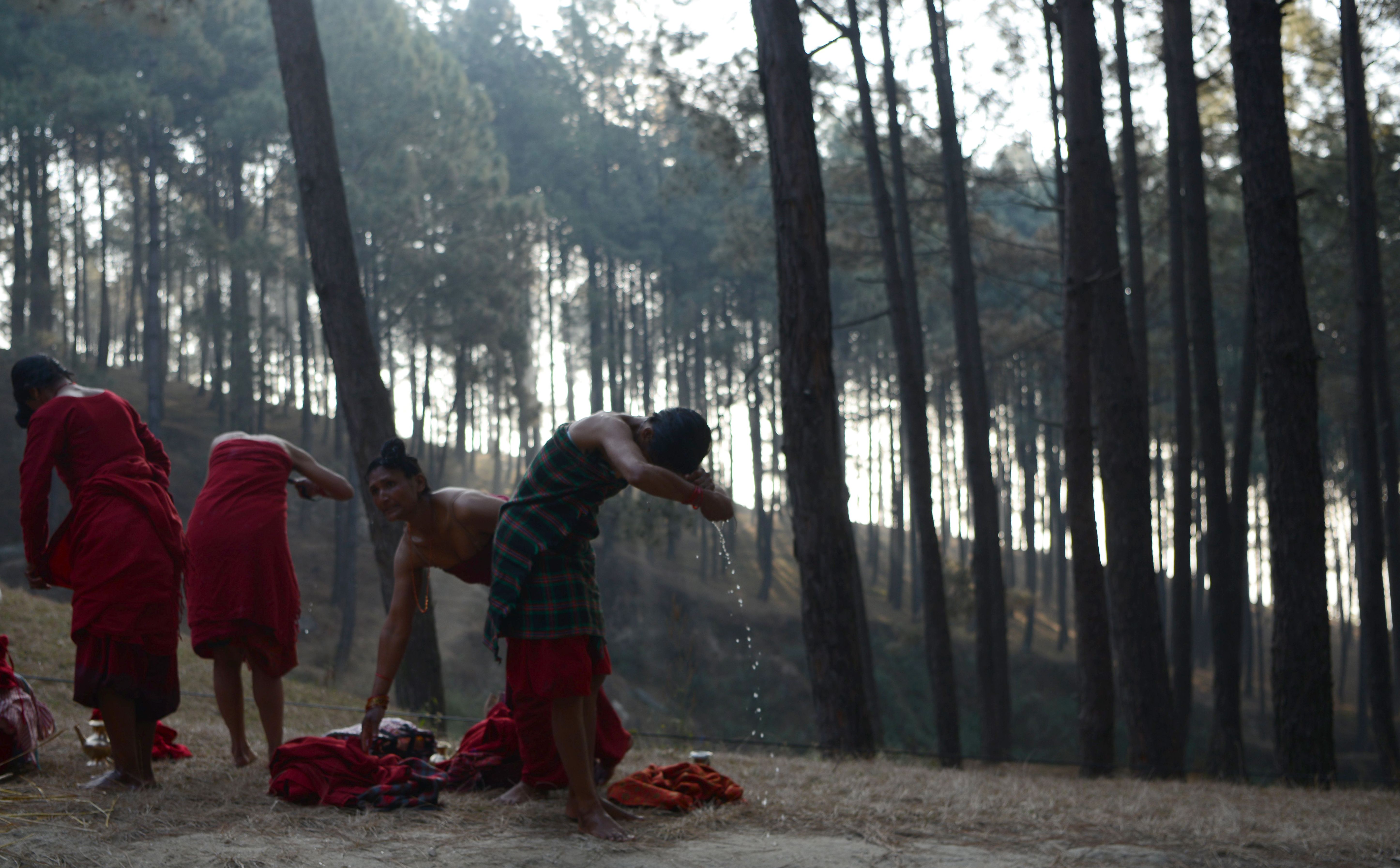 نساء ورجال يمارسون طقوس الاتسحمام فى نيبال