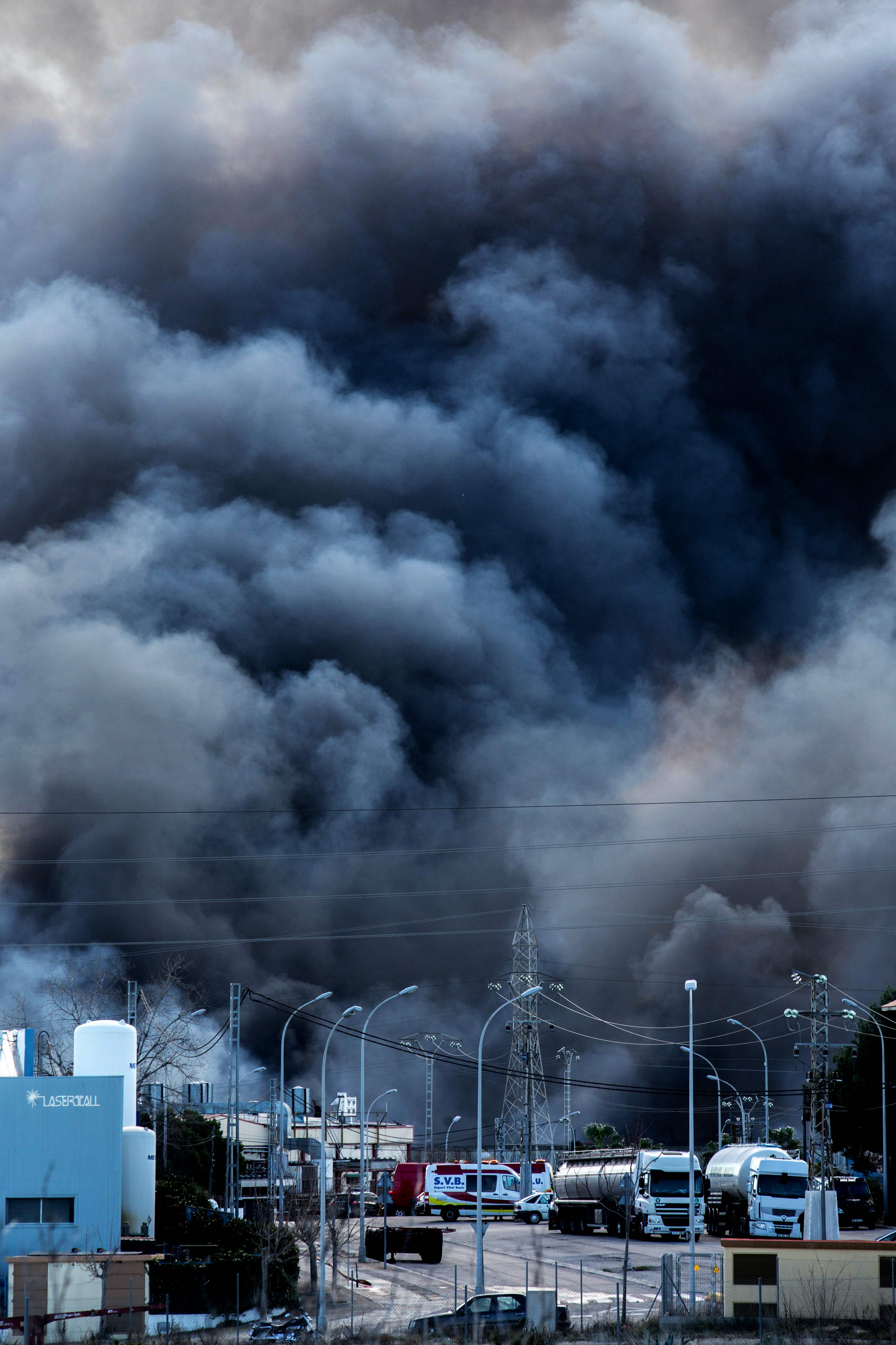 دخان كثيف يحاصر شركة للكيماويات بإسبانيا