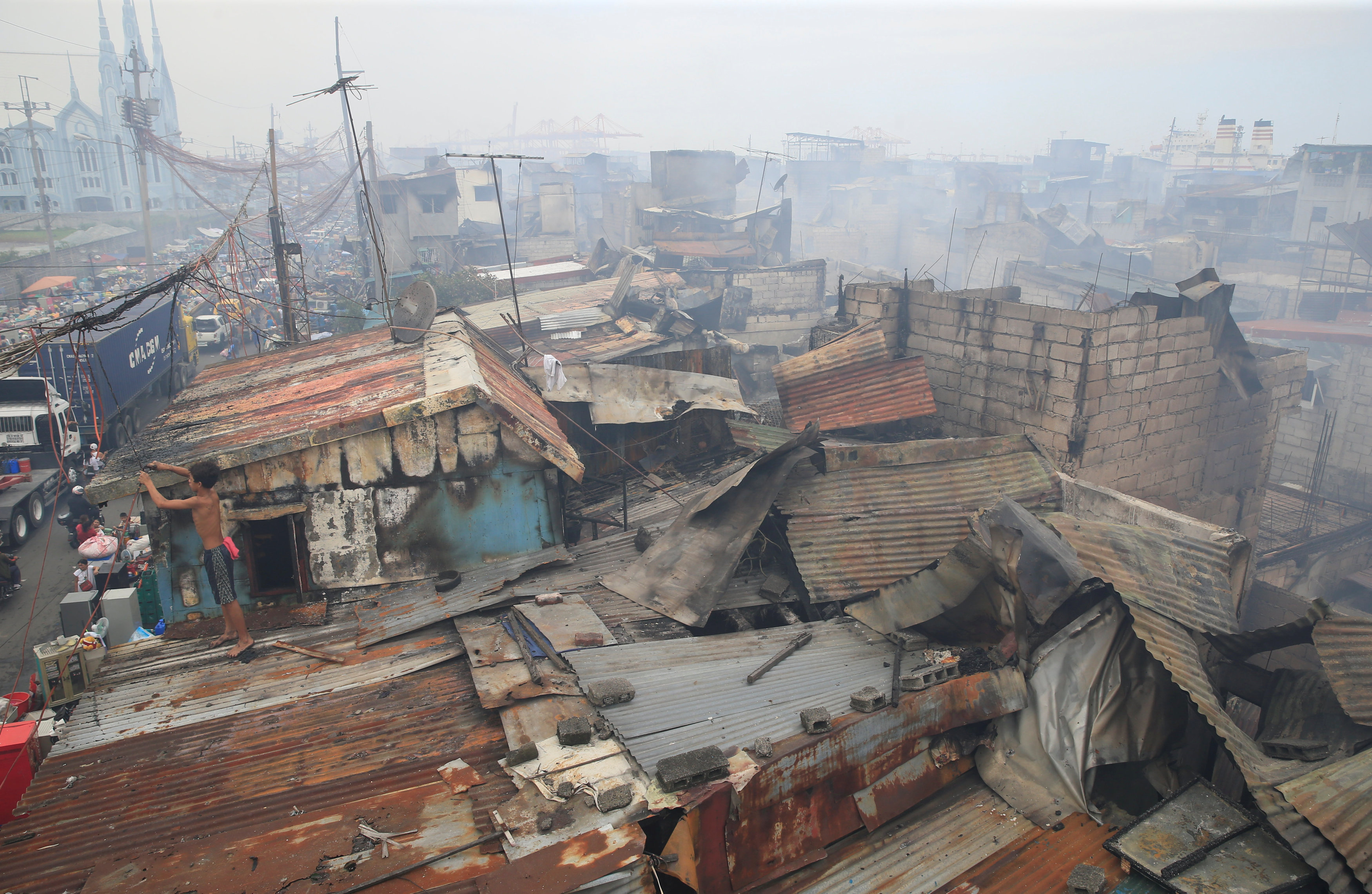 آثار دمار حريق منطقة للعشوائيات قرب أحواض السفن فى مانيلا