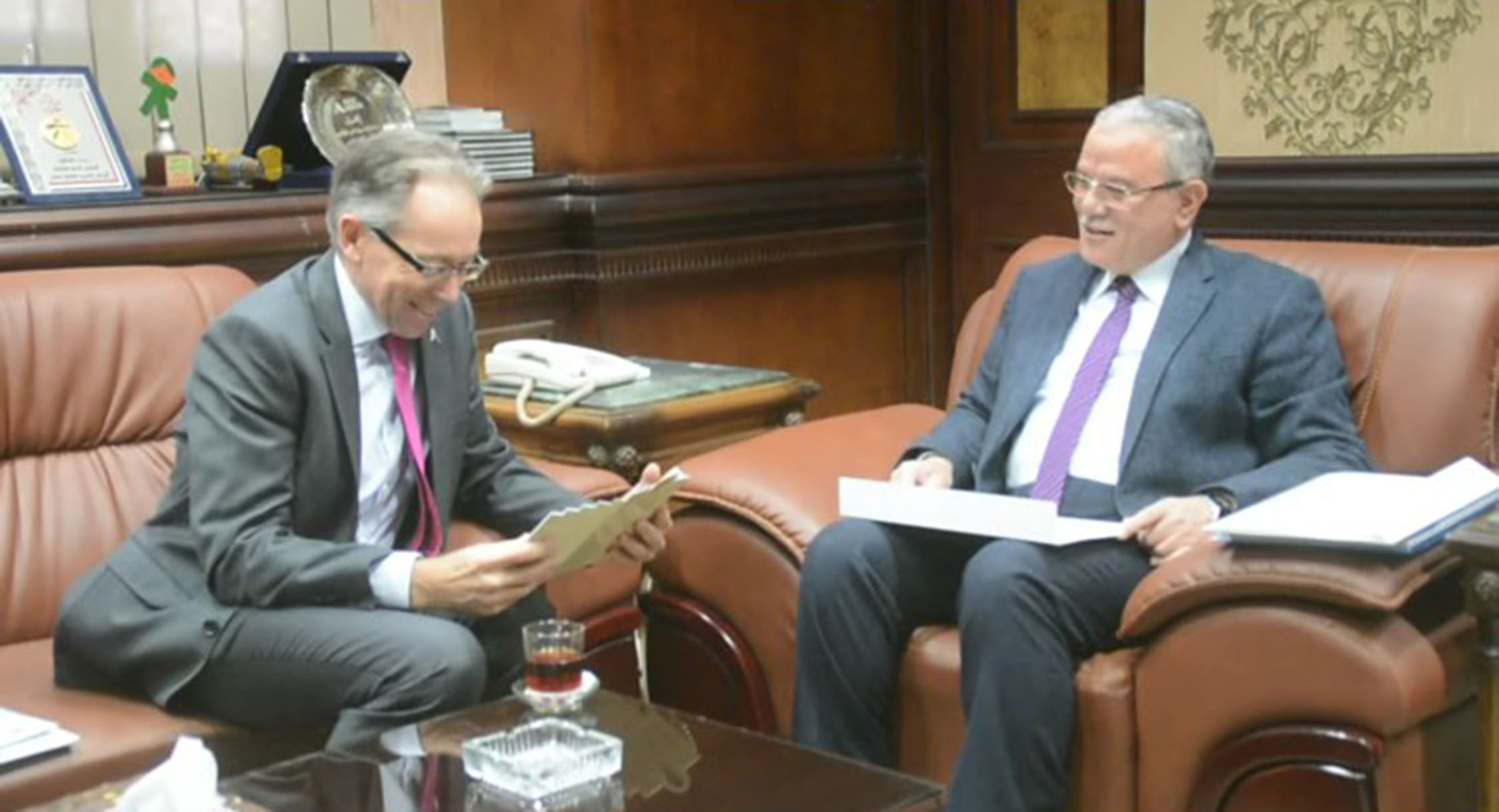 محافظ المنيا مع السفير الاسترالى خلال مناقشة المشروعات الاستثمارية