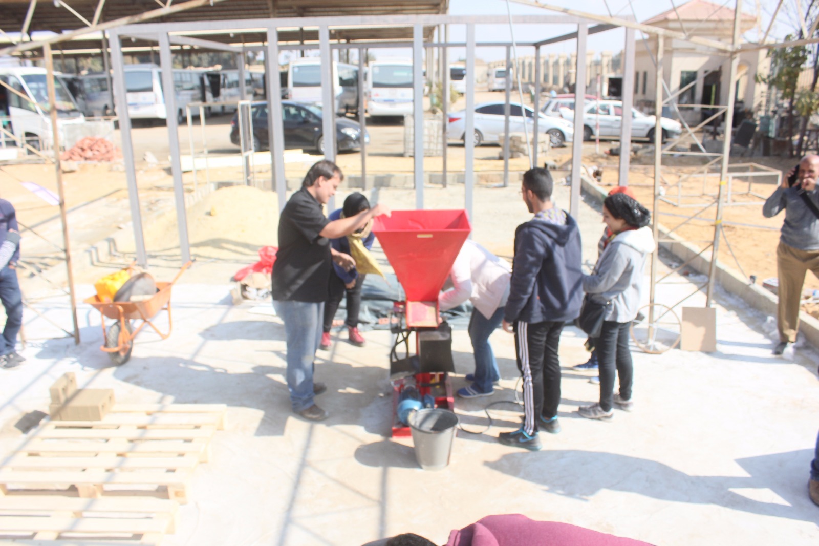 الطلاب خلال عملية إنتاج الطوب