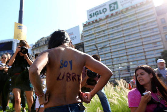 فتاة-عارية-خلال-مظاهرة-فى-بوينس-آيرس