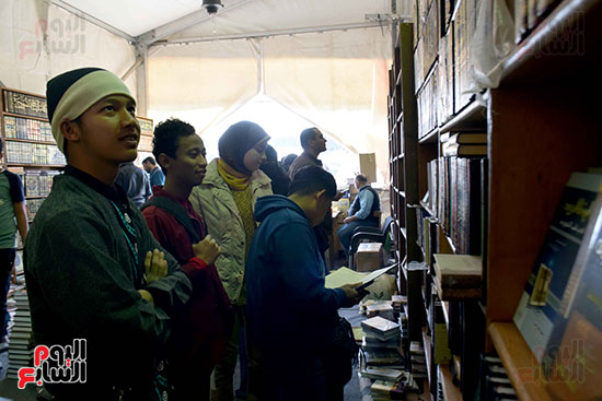 الطلاب المقيمون فى مصر يطالعون الكتب المعروضة