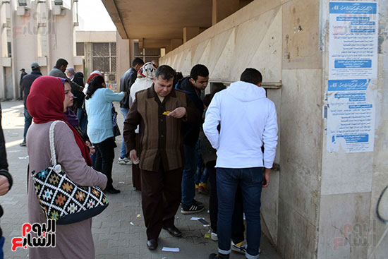 الزوار يقطعون تذاكر دخول معرض القاهرة الدولى للكتاب