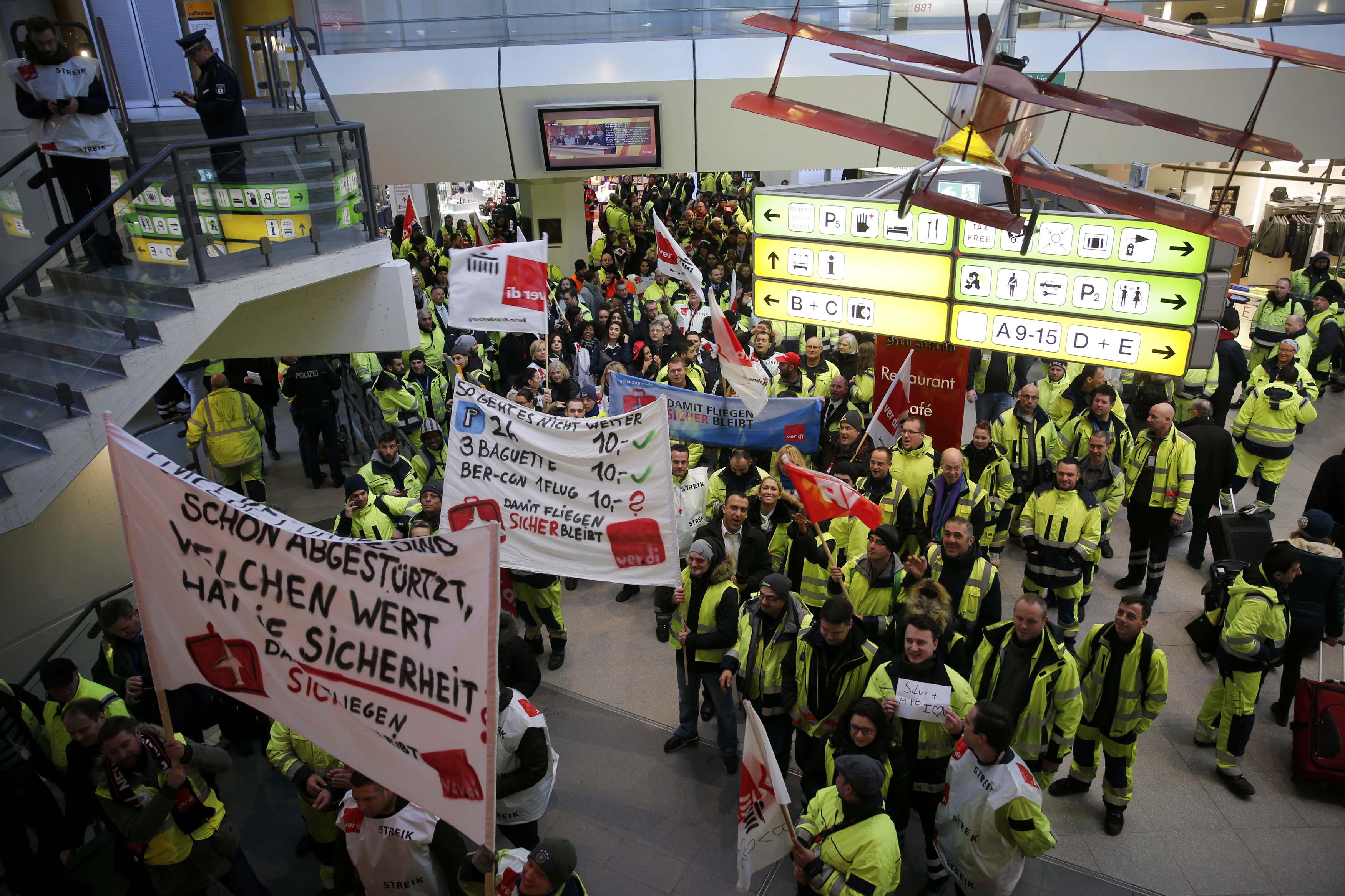 إضراب الموظفين بالقاعة الرئيسية لمطار تيجيل  برلين