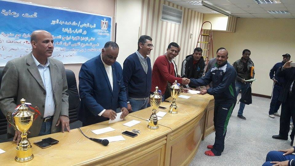 9- تقديم الهدايات والتكريم لأبطال الملتقي الرياضي 9- تقديم الهدايات والتكريم لأبطال الملتقي الرياضي