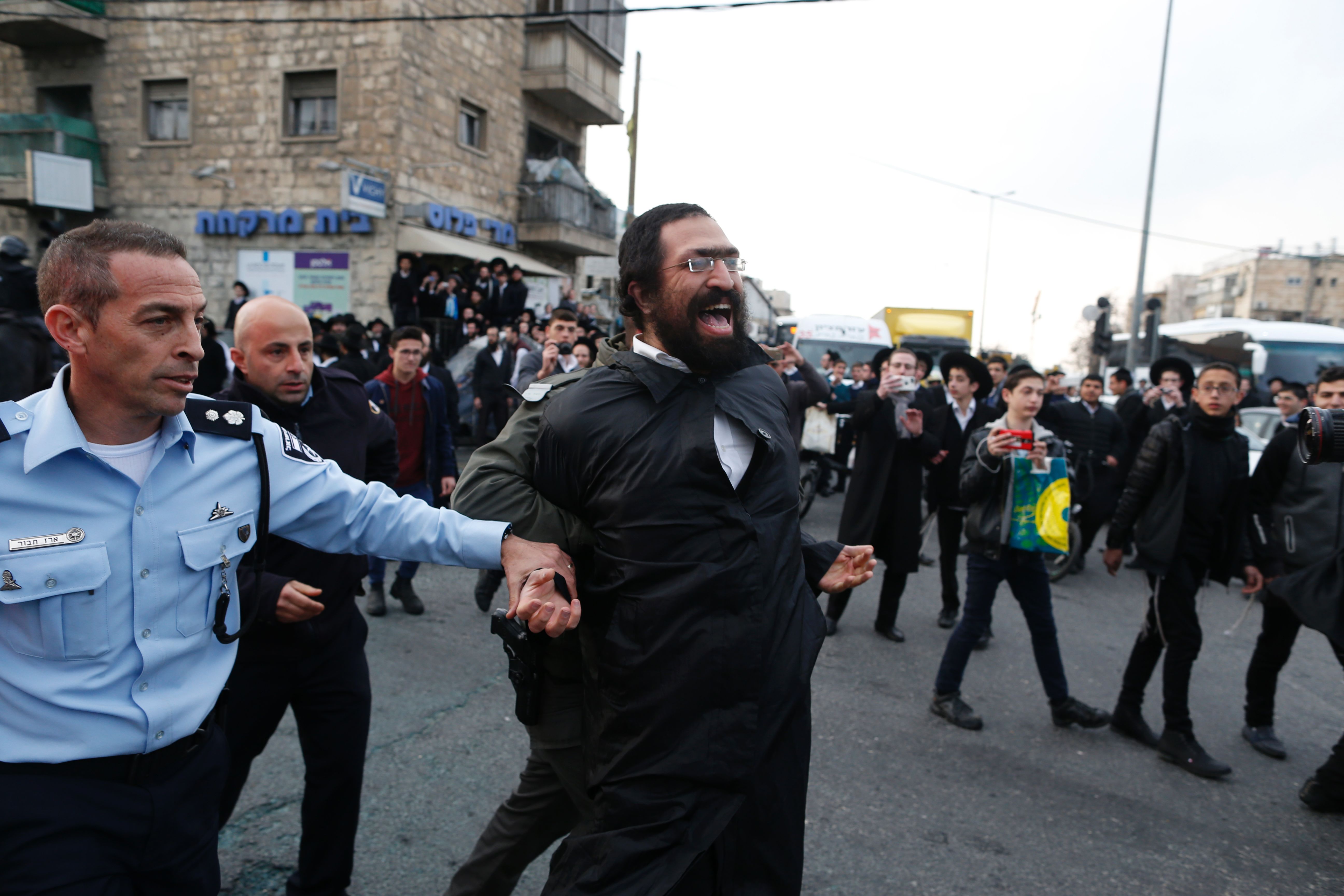 قوات الامن تلقى القبض على يهودى بالمظاهرات