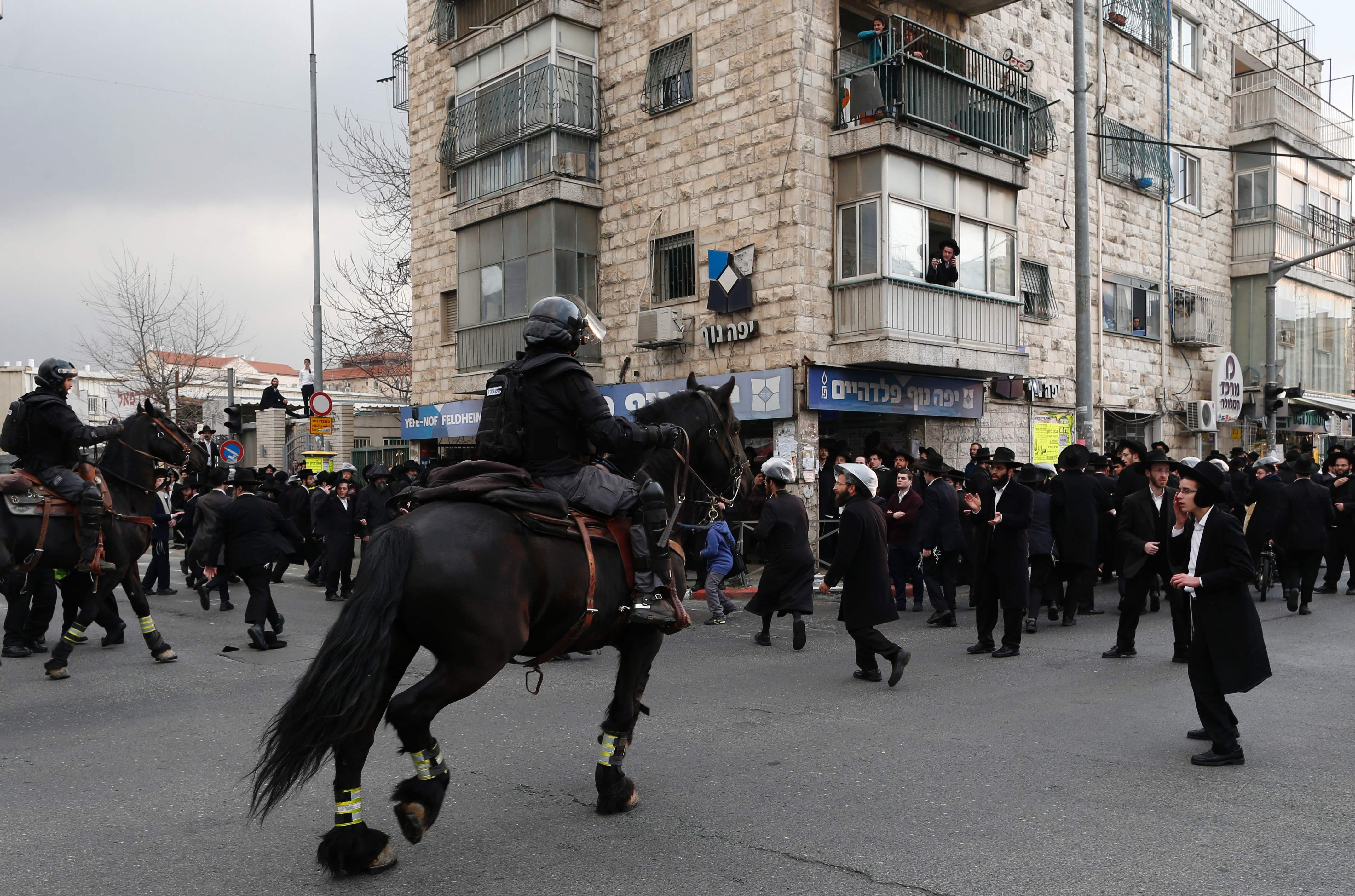 يهود متشددين يقطعون الطريق اعتراضا على قرار الحكومة بالتجنيد