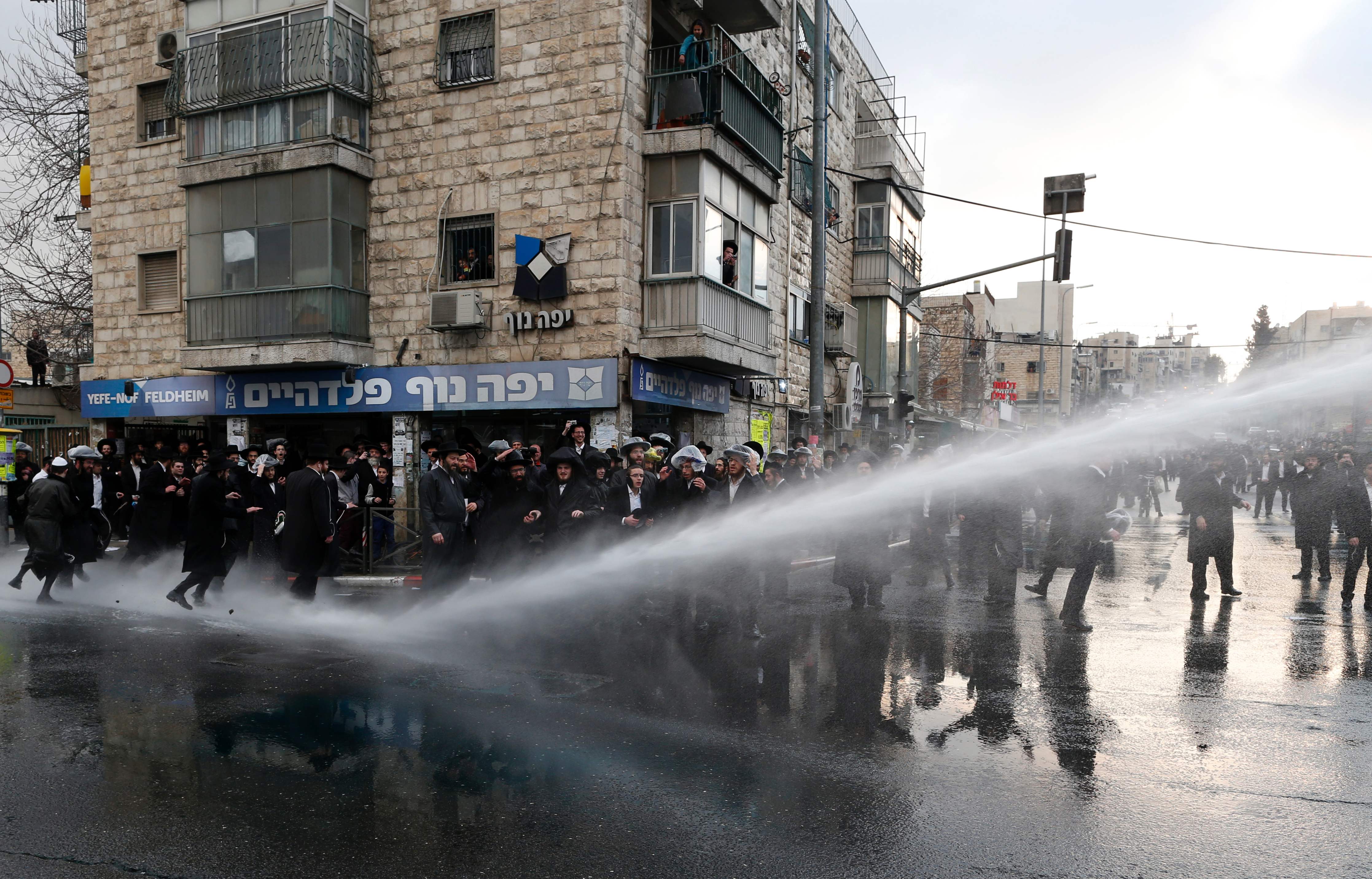 قوات الامن الاسرائيلى تضرب المواطنين بخراطيم المياه