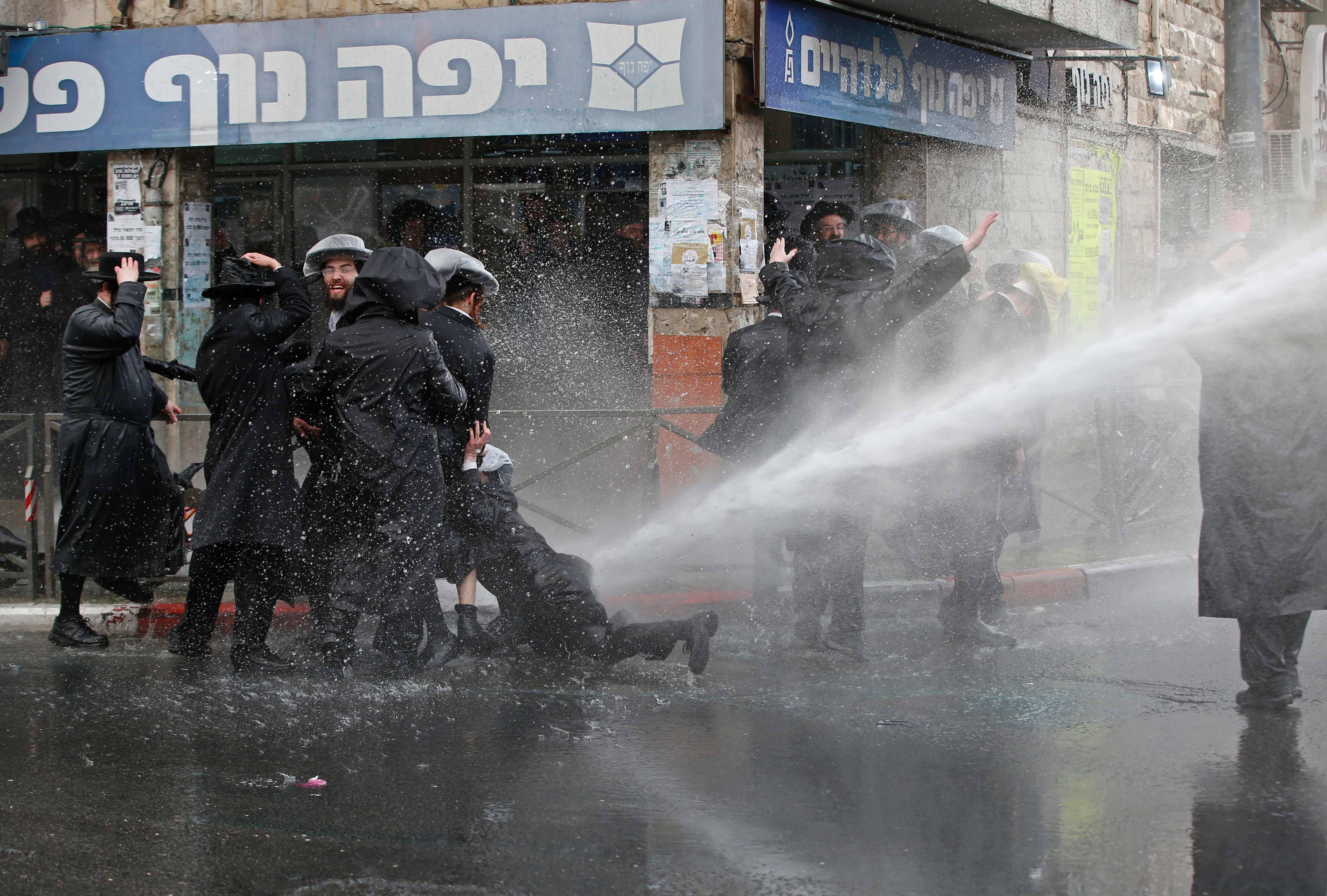 قوات الامن الاسرائيلى تفتح المياه على المتظاهرين