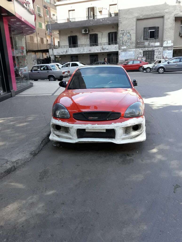 سيارة بدون لوحات معدنية بشارع مصر والسودان بحدائق القبة