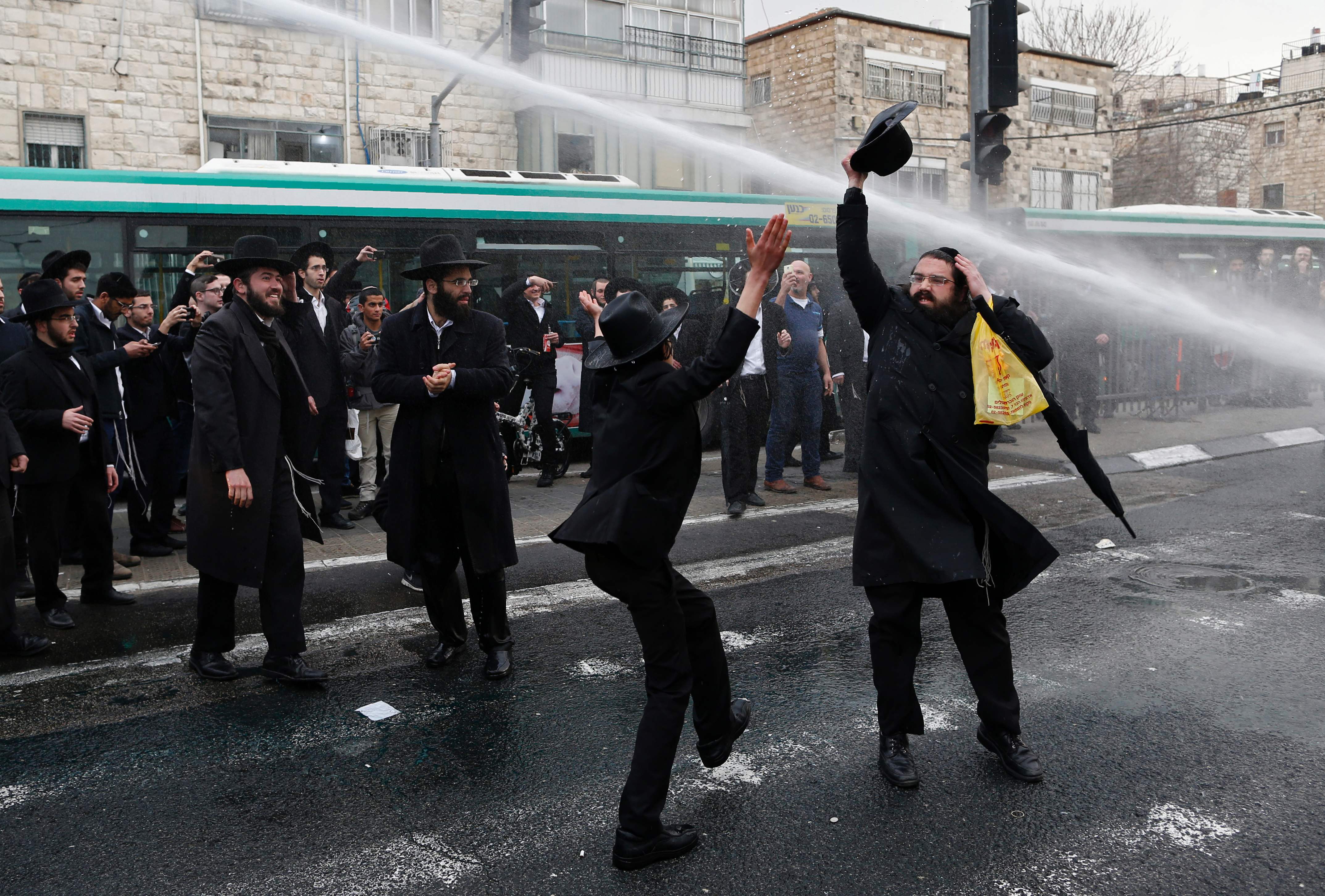 قوات الامن تفرق المتظاهرين بخراطيم المياه