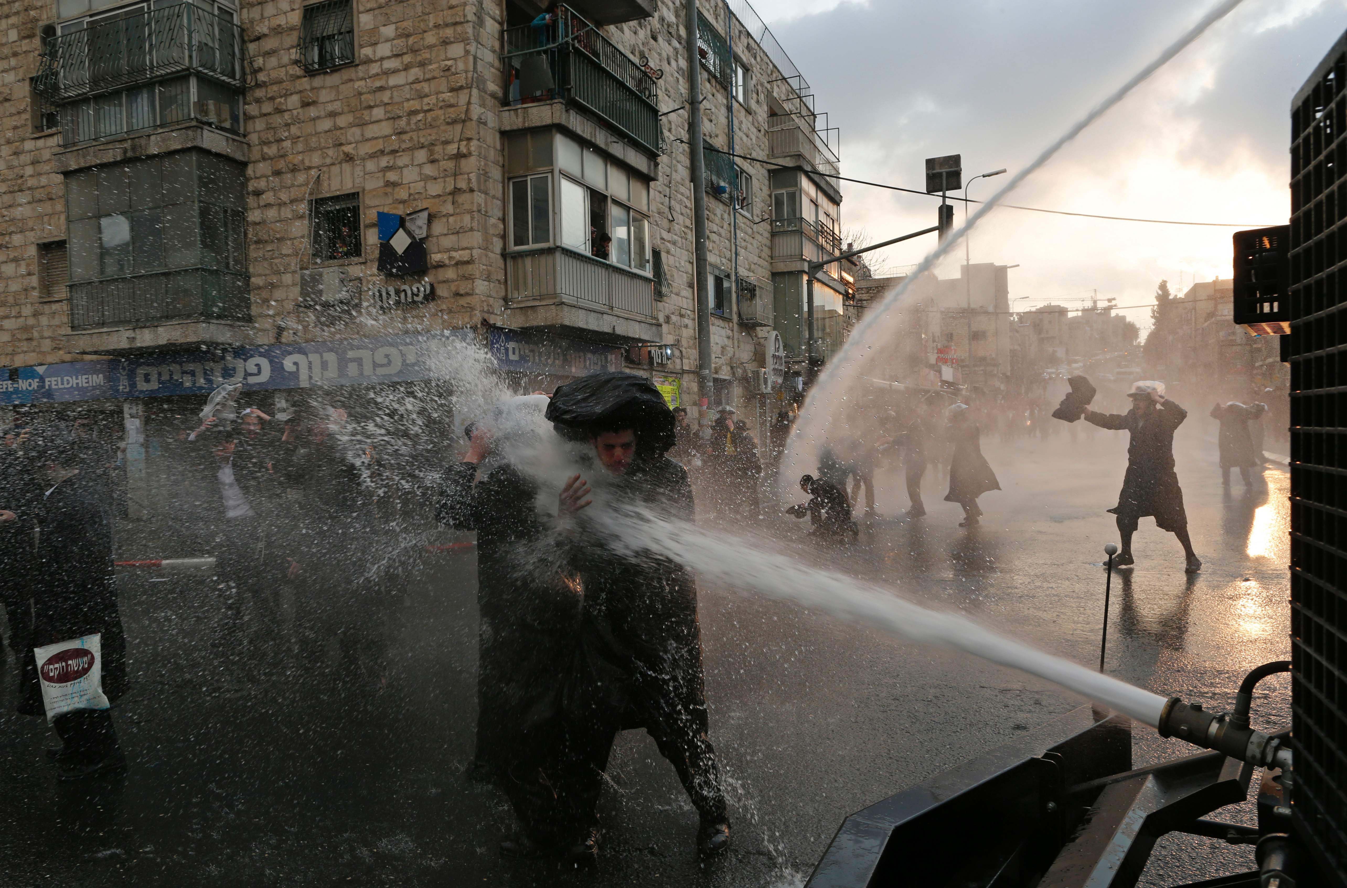 قوات الامن تطلق المياه على المتظاهرين