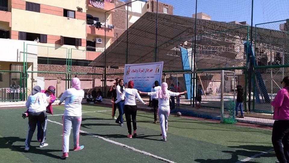 مباراة كرة قدم نسائية خلال فعاليت مهرجان المرأة والسلام