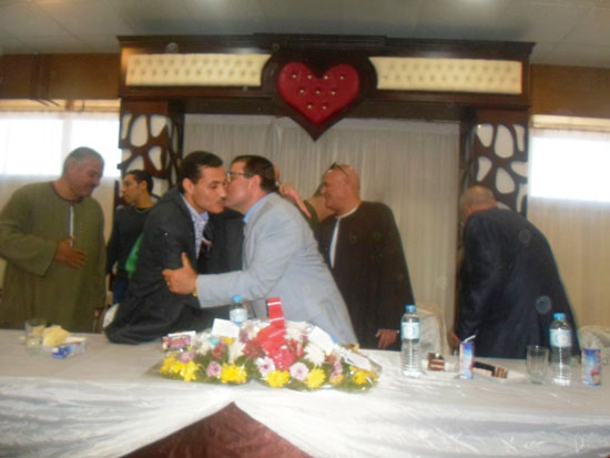 المهندس هشام بيومى رئيس المدينة الحالى يكرم المهندس طارق الوراقى رئيس المدينة السابق 
