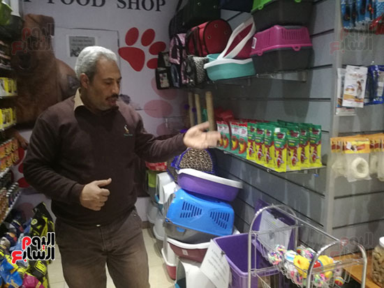 الحاج عبد الرحيم يفند تفاصيل تقديم المأكولات للكلاب