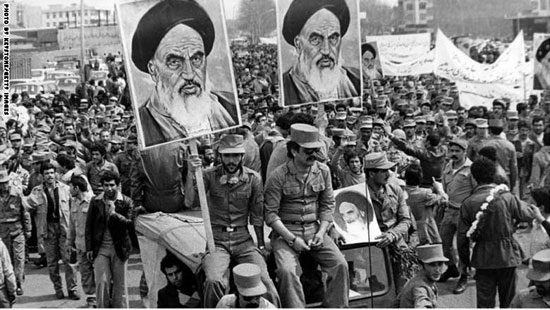 6مئات الآلاف من الإيرانيين احتشدوا فى شوارع طهران لتحية الإمام الخمينى بدى عودته إلى البلاد، 1 فبراير 1979