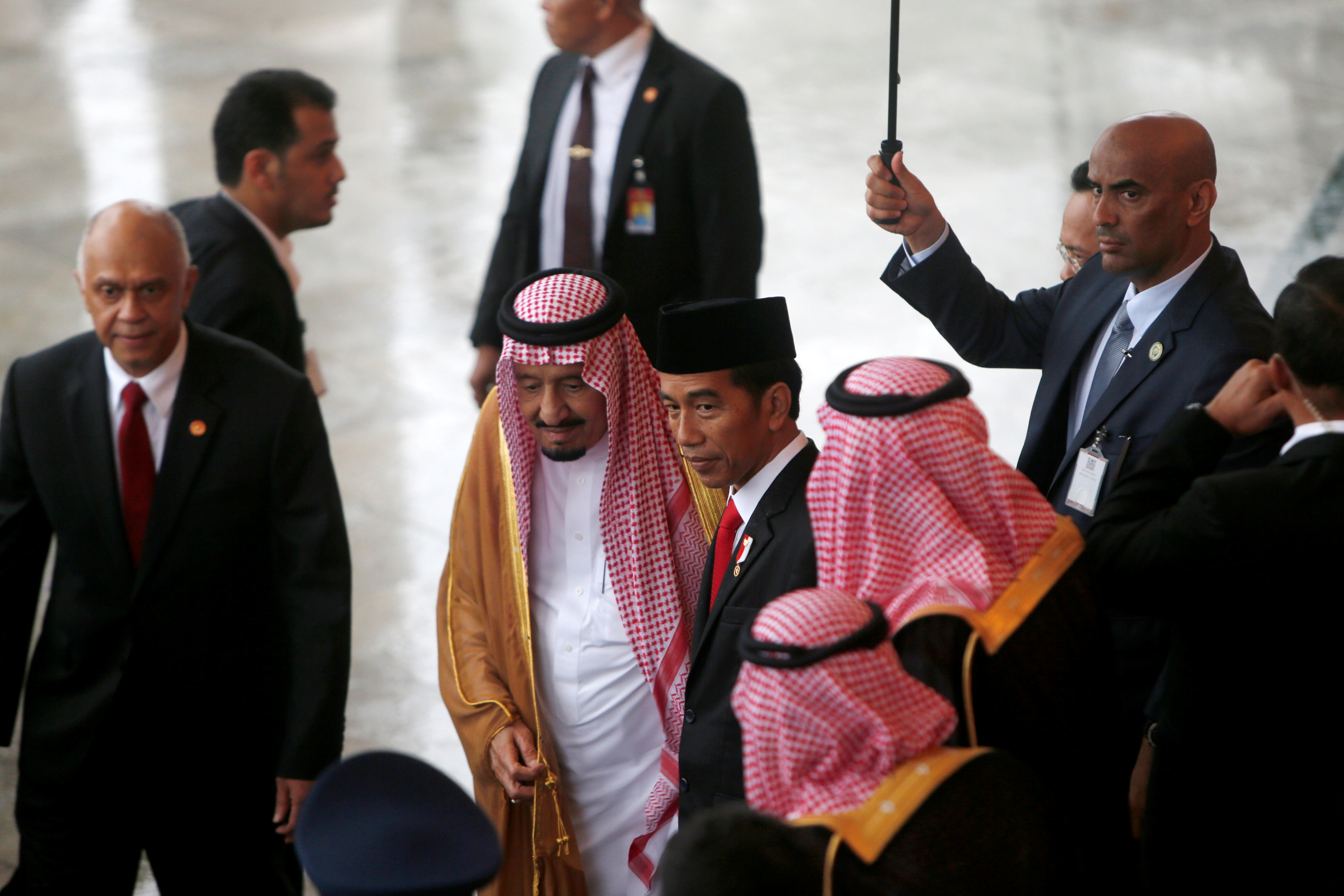 العاهل السعودى ومعه رئيس إندونيسيا - رويترز