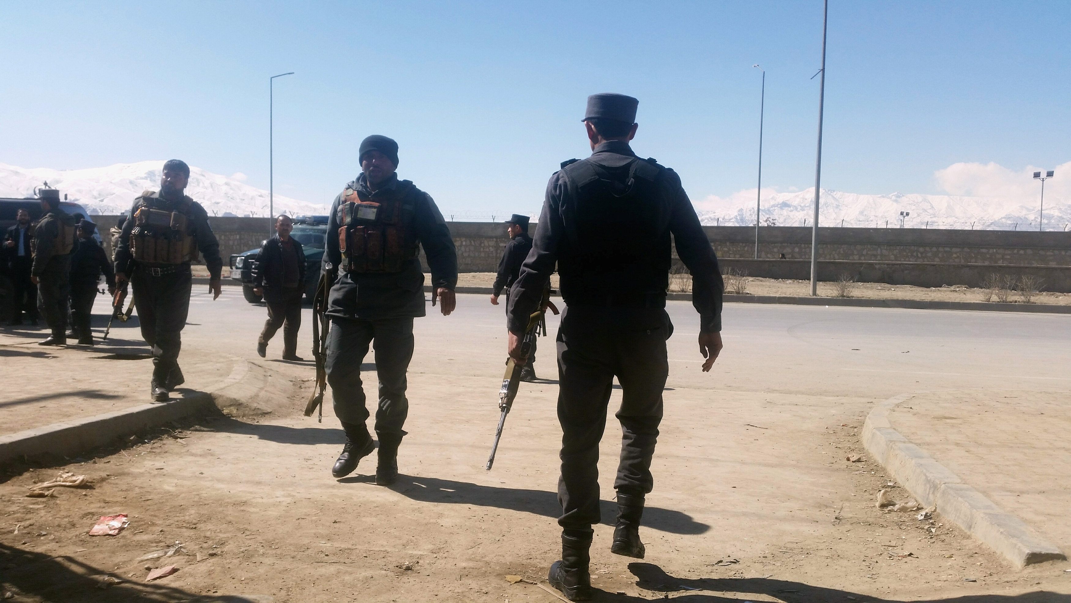 الشرطة الأفغانيه تصل إلى موقع الانفجار