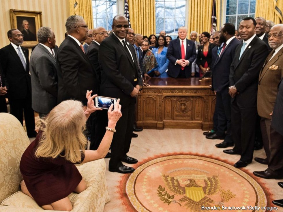 كيليان كونواى تلتقط صورًا لاجتماع ترامب مع ممثلين سود عن الجامعات الأمريكية