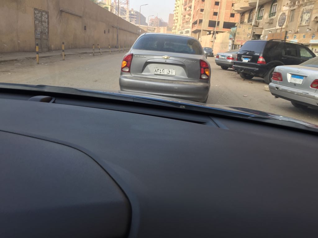 سيارة بلوحات معدنية مقصوصة بشارع ترسا فى الهرم